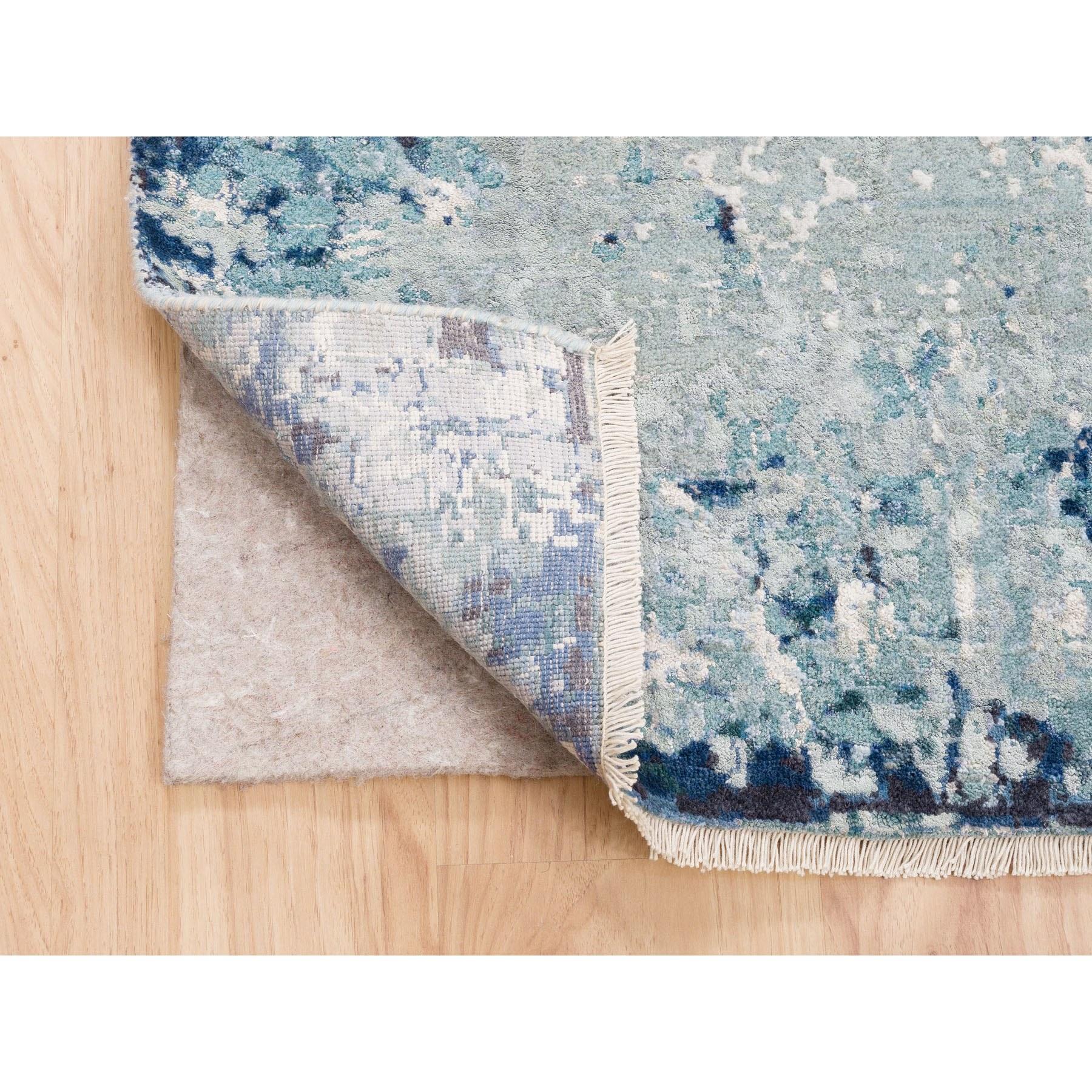 Handgeknüpfter Teppich aus Wolle und Seide aus persischem Täbris in Blau-Teal mit Broken-Design 9'1