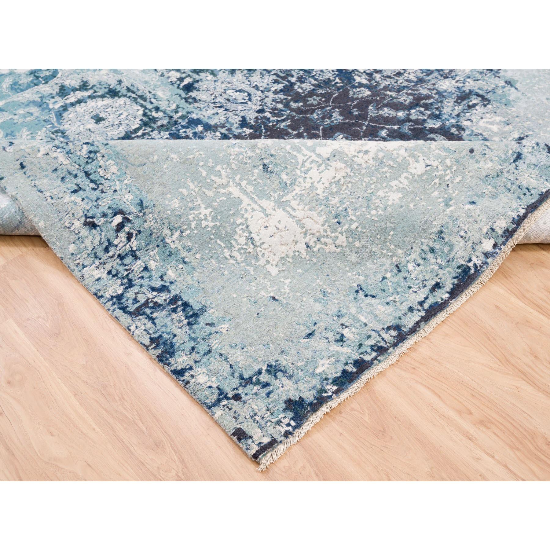 Handgeknüpfter Teppich aus Wolle und Seide aus persischem Täbris in Blau-Teal mit Broken-Design 9'1