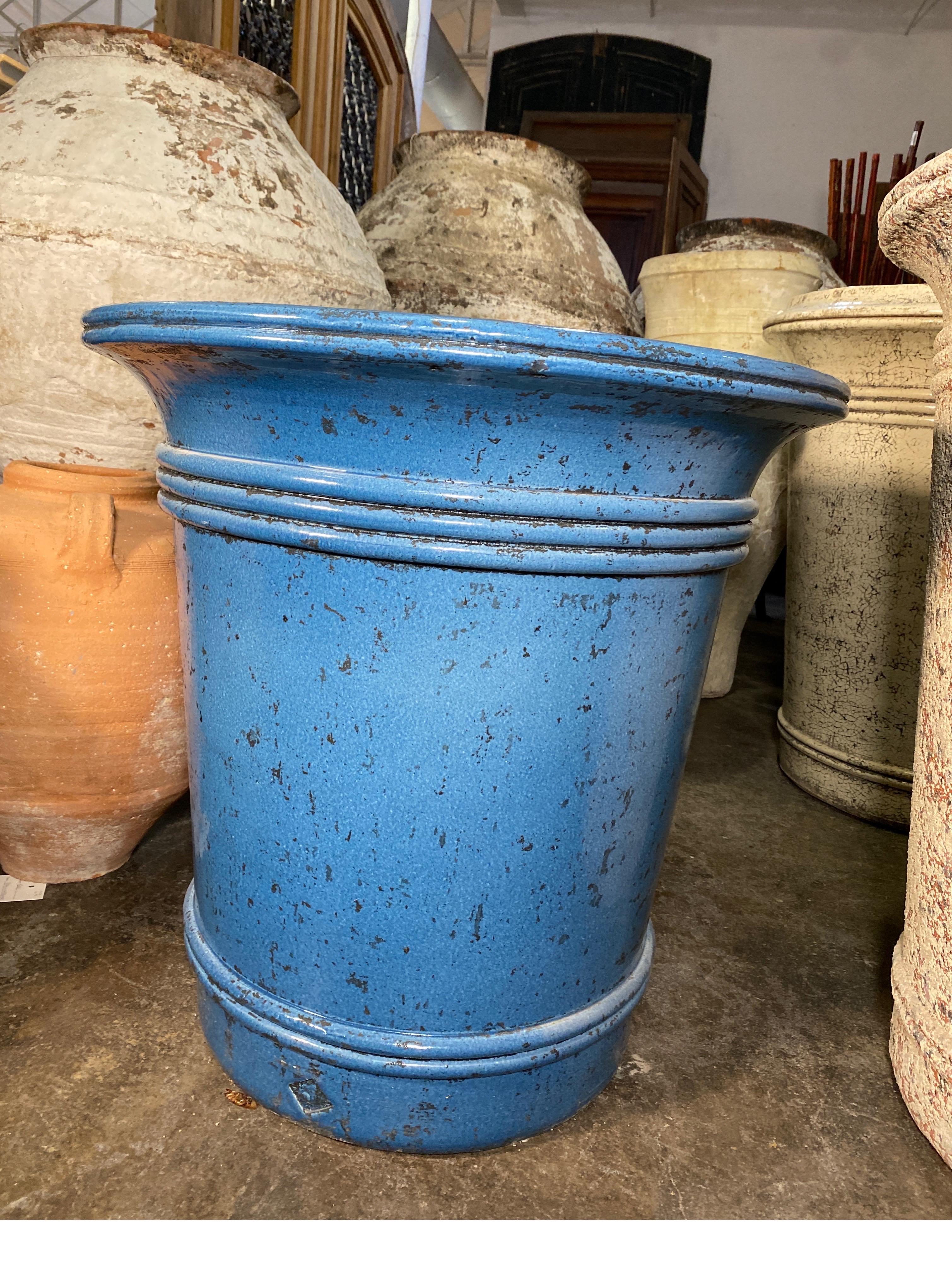 Français Urne en terre cuite bleue en vente