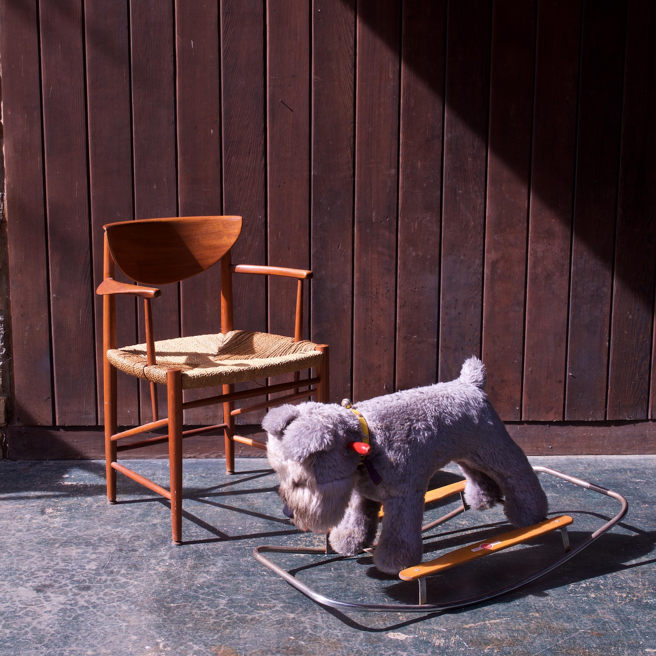 Blauer Kinderschaukelstuhl mit Terrier Hund von Giocattoli Trudi Italien, Spielzeugwippe MCM Isle (Mitte des 20. Jahrhunderts) im Angebot