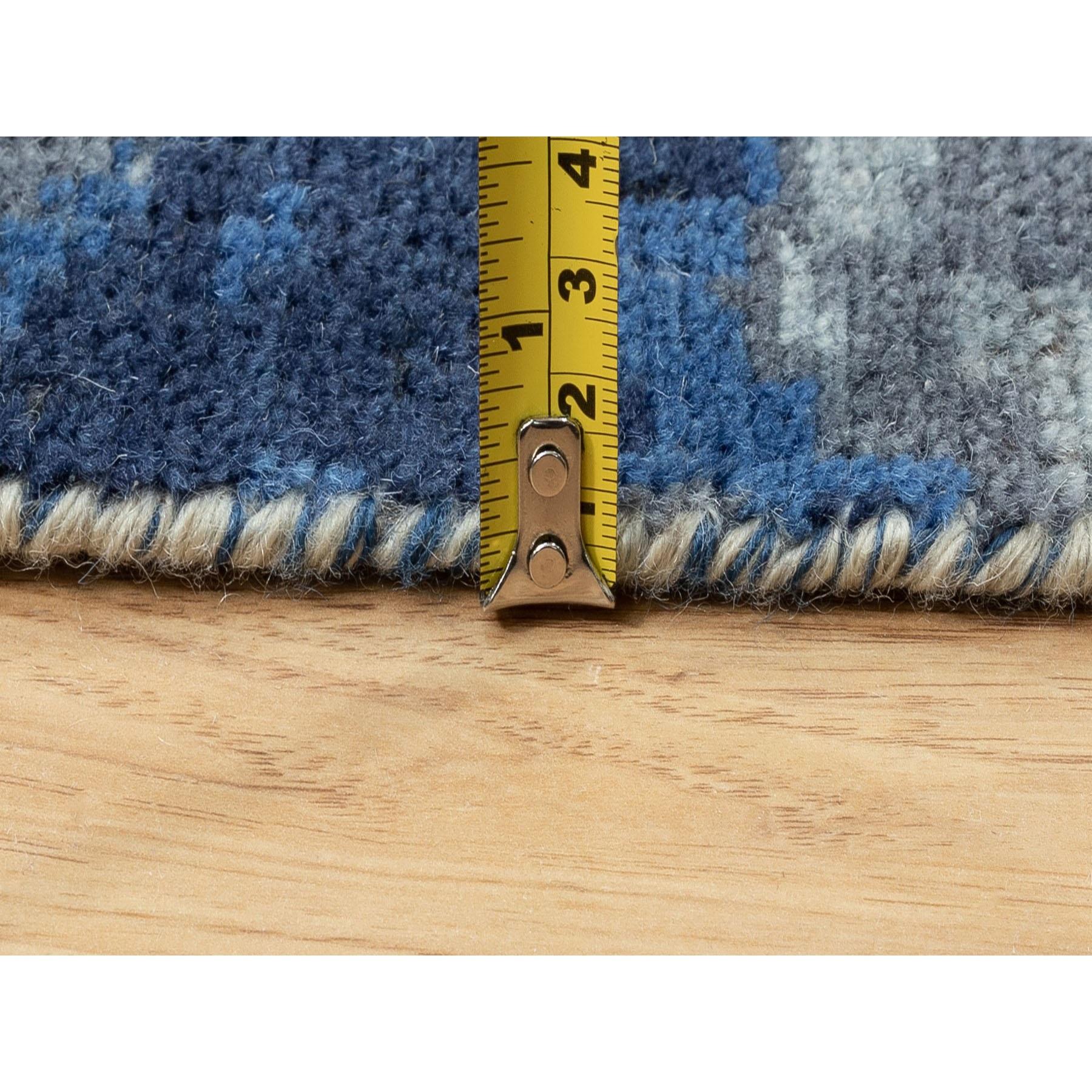 Tappeto moderno annodato a mano in lana blu con aree di deterioramento 9'1