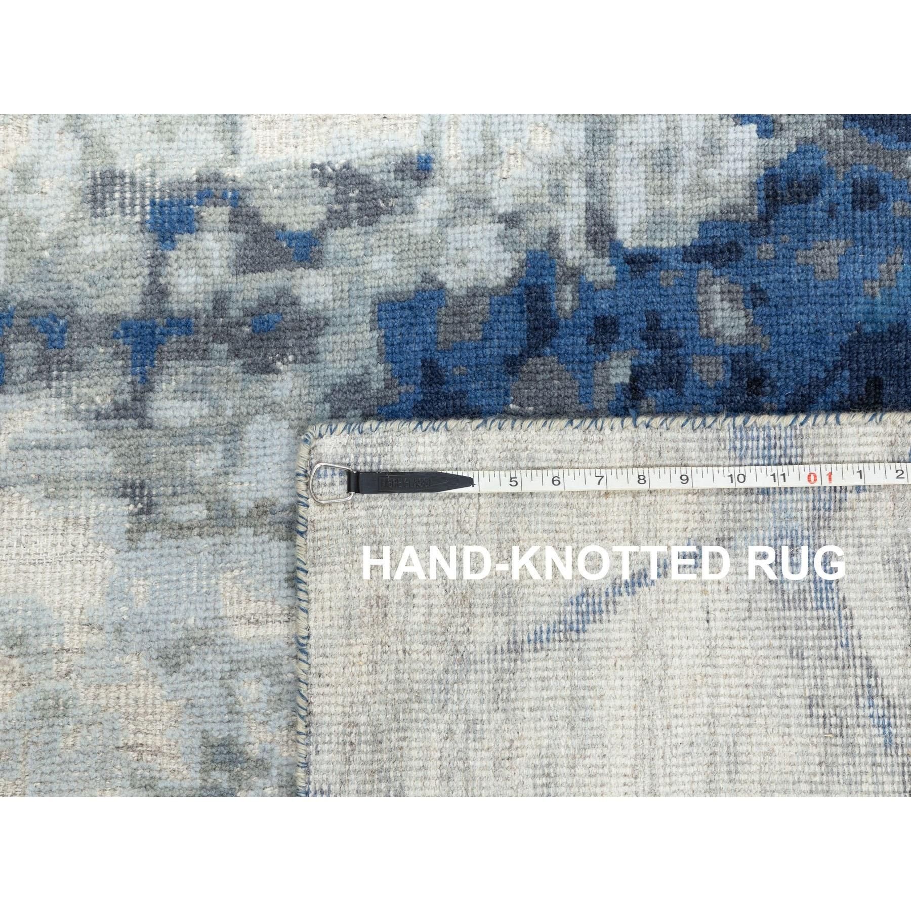 Tappeto moderno annodato a mano in lana blu con aree di deterioramento 9'1