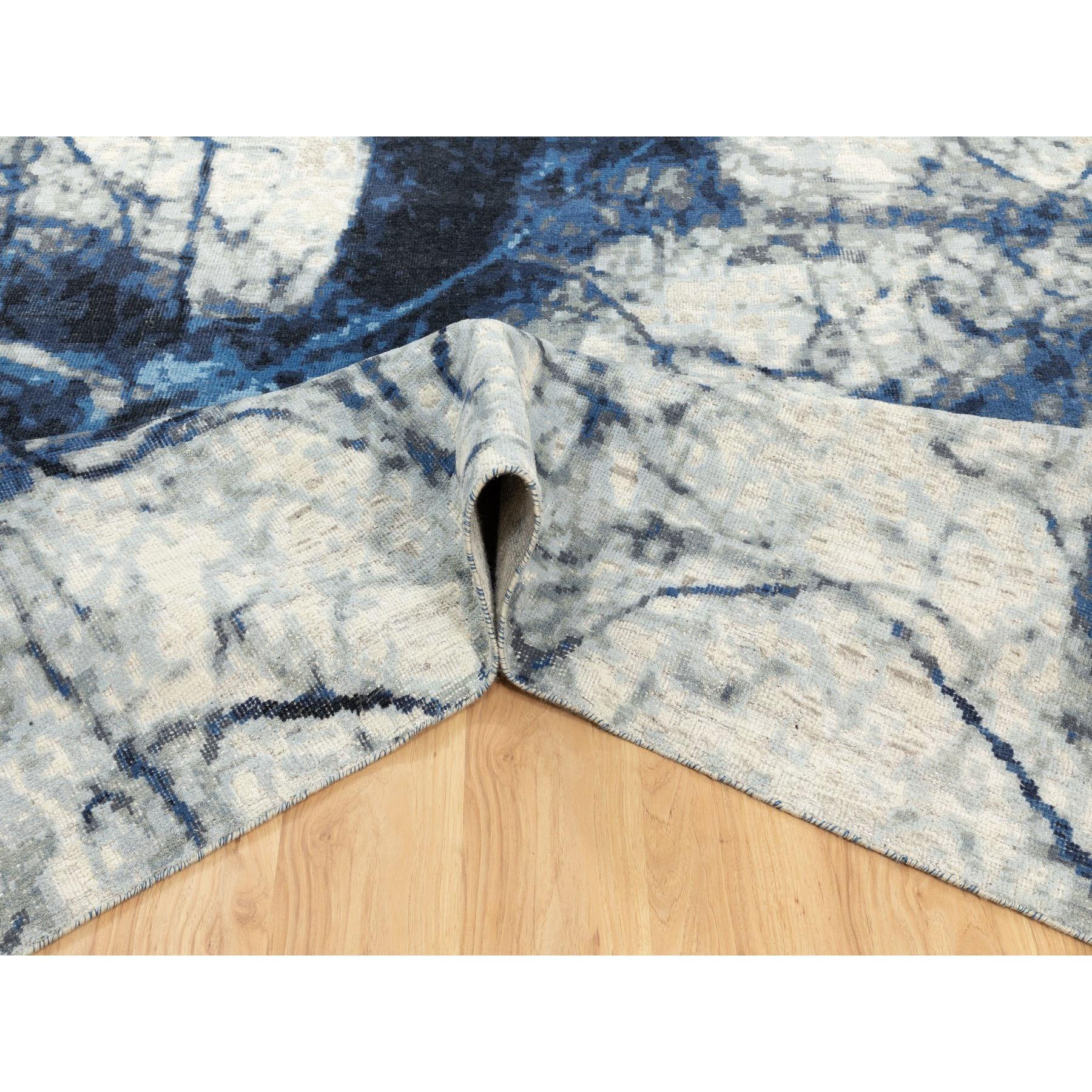 Tappeto moderno annodato a mano in lana blu con aree di deterioramento 9'1
