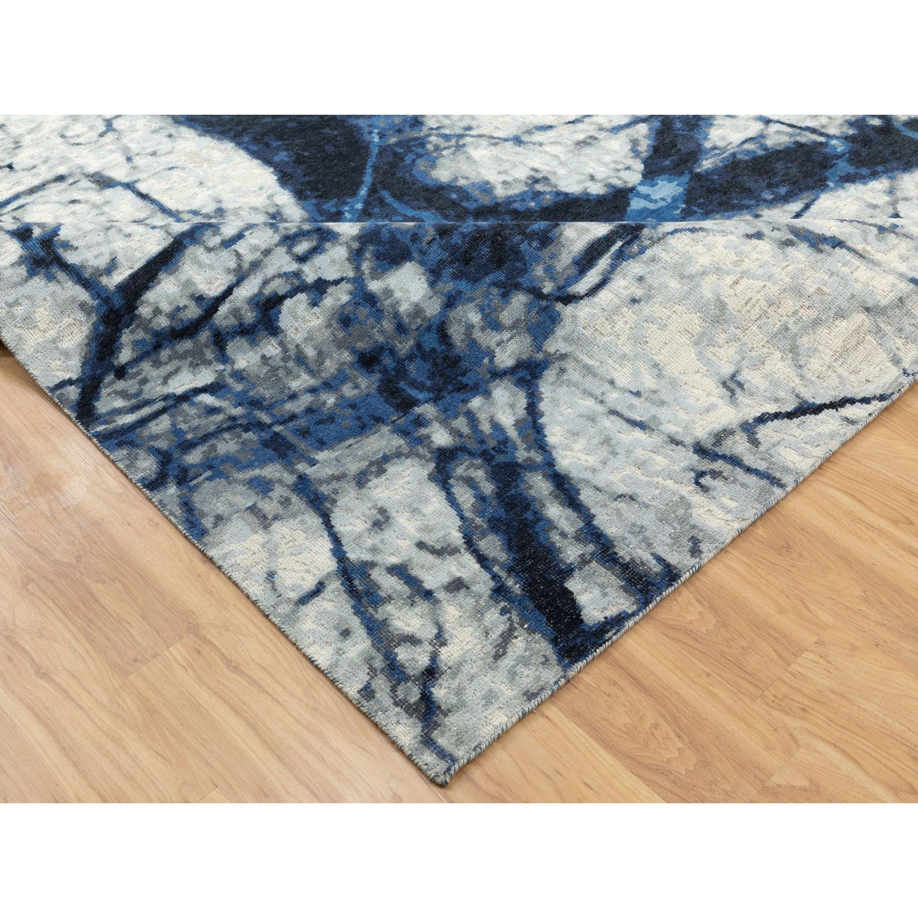 XXI secolo e contemporaneo Tappeto moderno annodato a mano in lana blu con aree di deterioramento 9'1