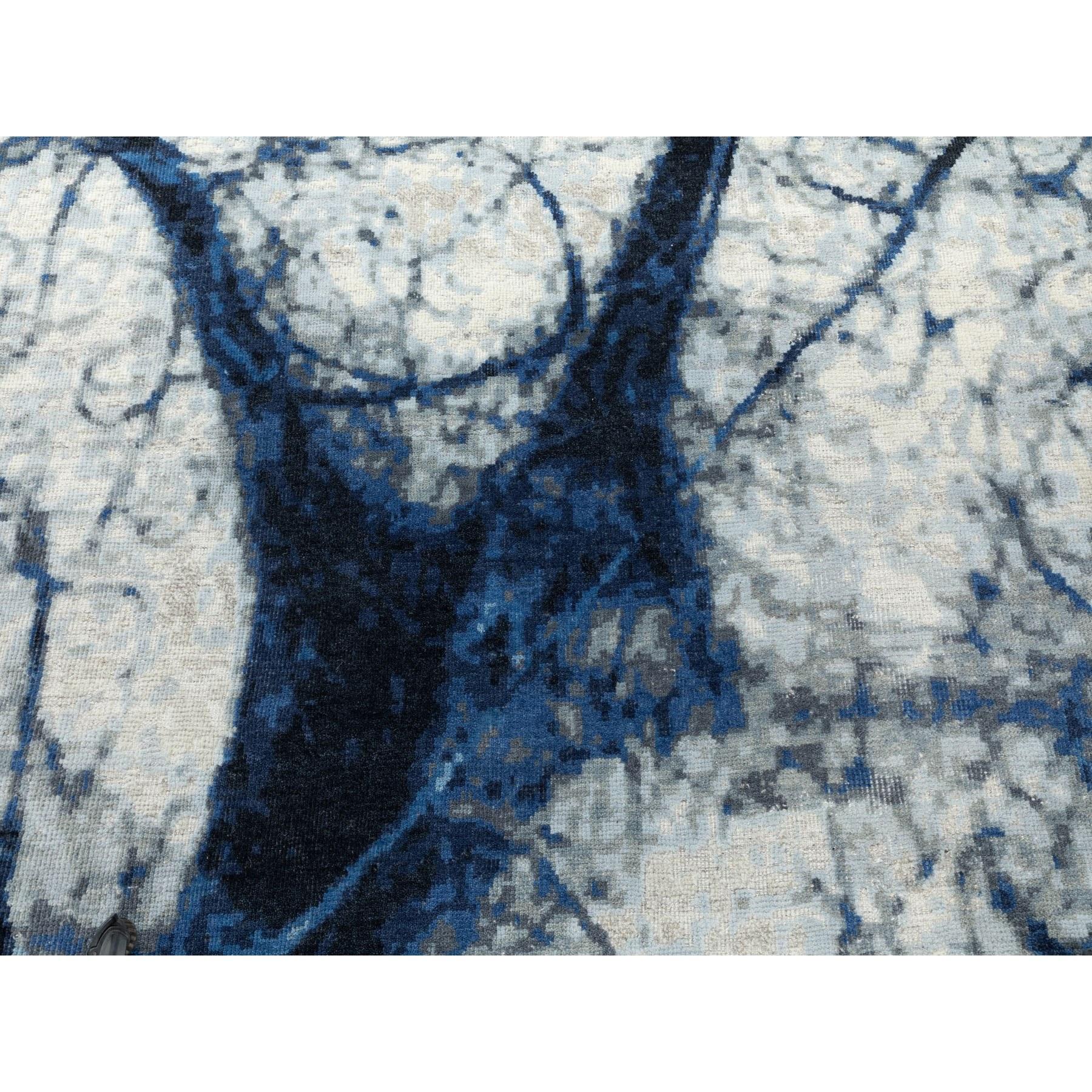 Tappeto moderno annodato a mano in lana blu con aree di deterioramento 9'1
