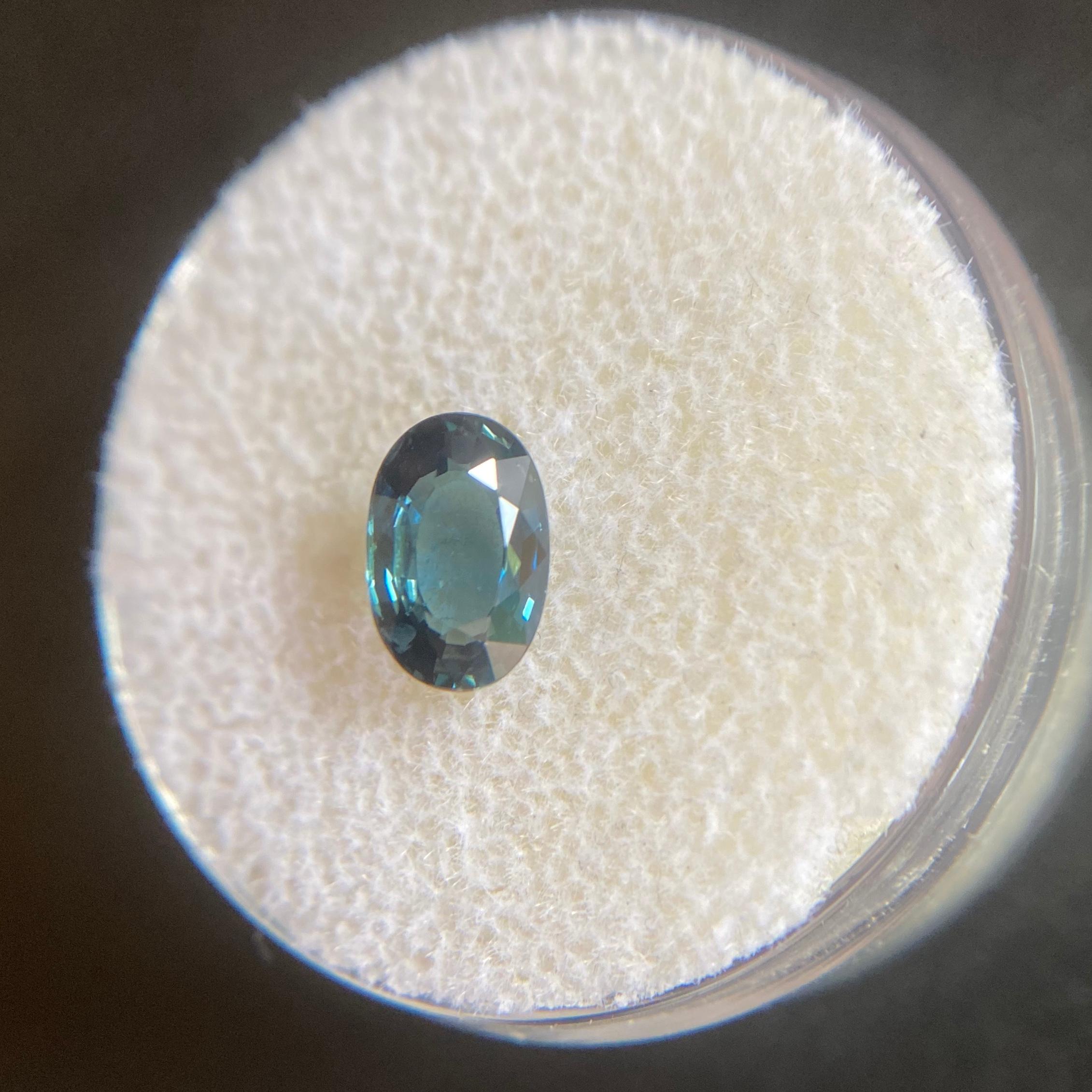 Natürlicher Thailand Blauer Saphir Edelstein IGI zertifiziert.

1.18 Karat Stein mit sehr gutem Ovalschliff und guter Reinheit. Einige kleine natürliche Einschlüsse bei genauem Hinsehen sichtbar, aber kein schmutziger Stein. Vollständig zertifiziert
