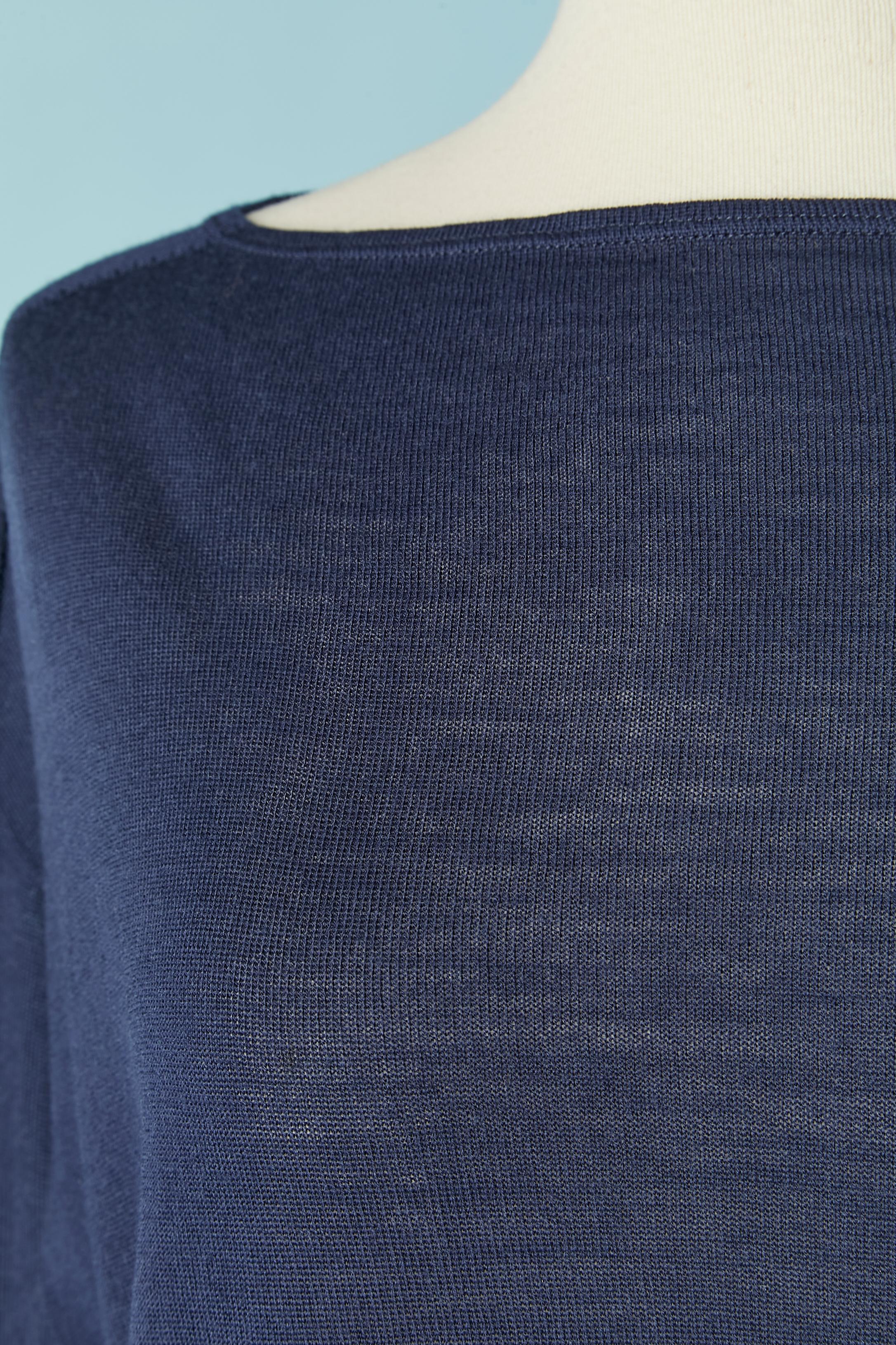 Pull bleu en laine fine. 
Fendu des deux côtés. 
TAILLE M/L 