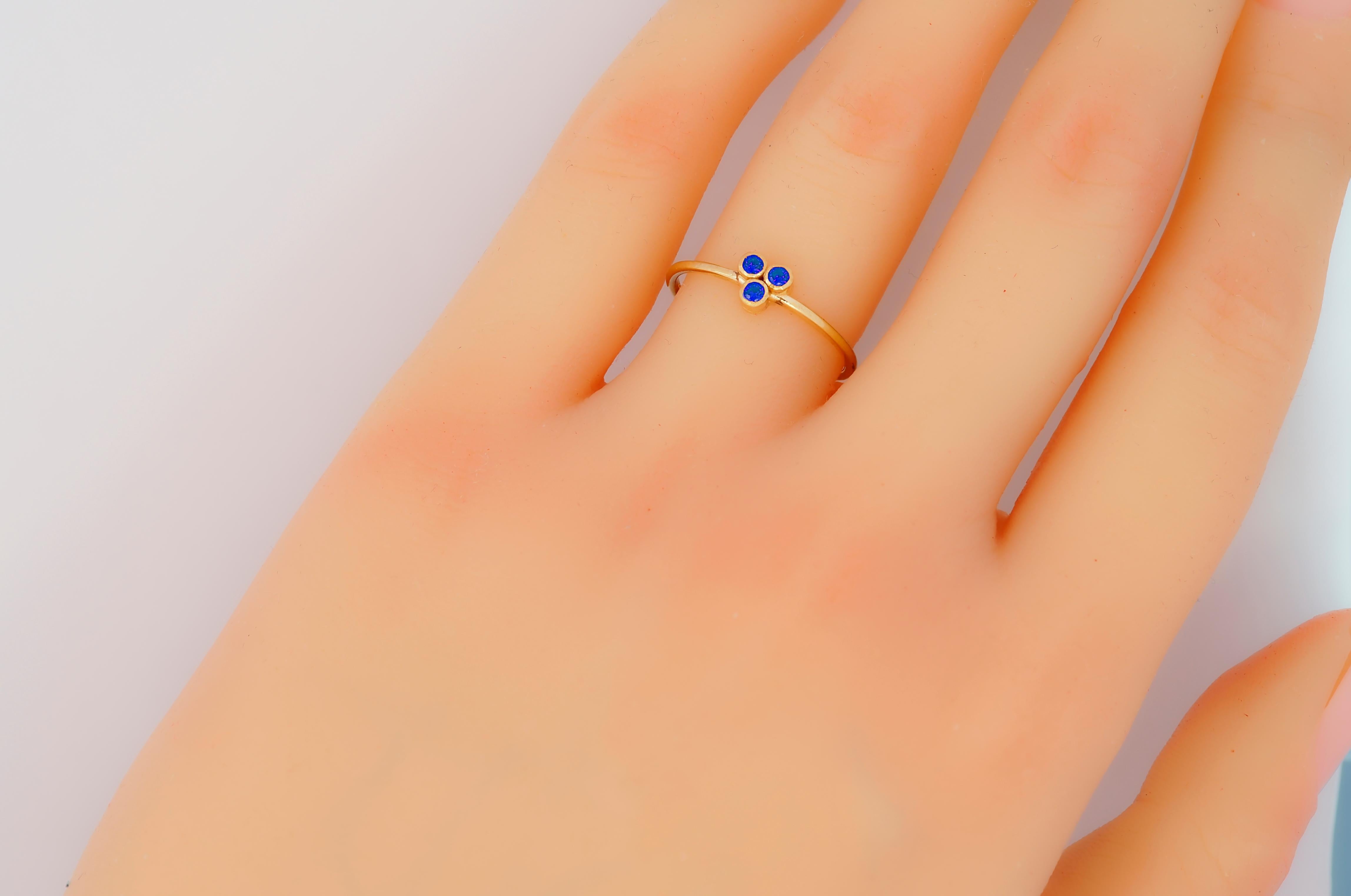 Round Cut Blue Three Stone 14k gold ring. For Sale