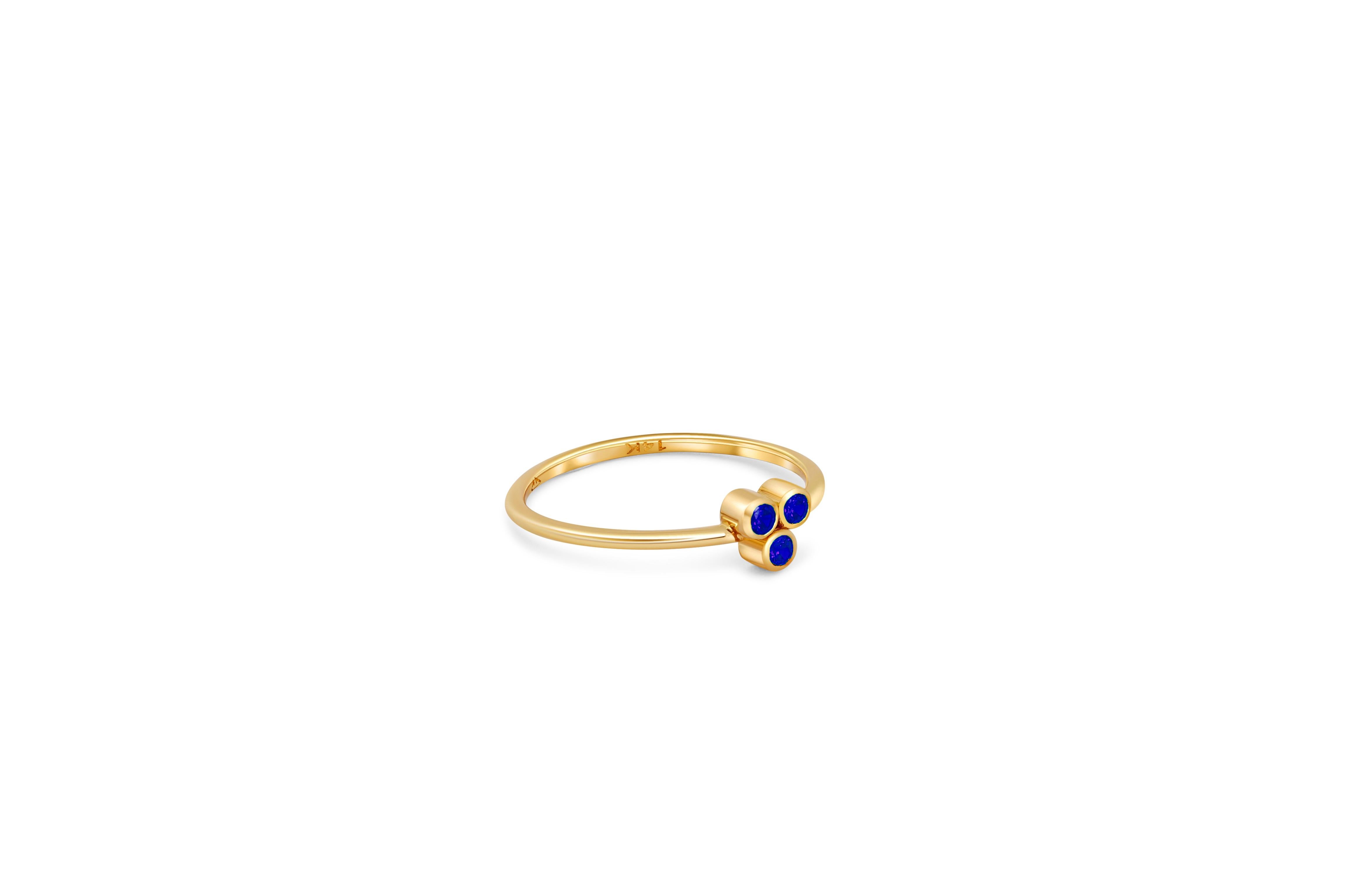 Women's or Men's Blue Three Stone 14k gold ring. For Sale