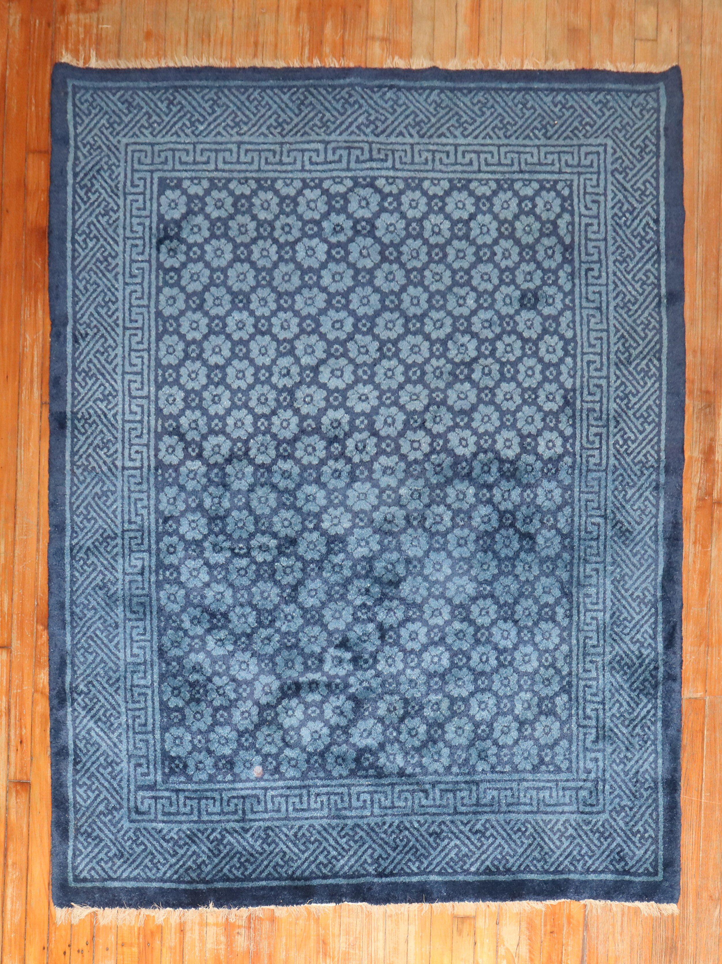 
Ein blauer tibetischer Plüschteppich aus dem 2. Quartal des 20.

Maße: 5'4