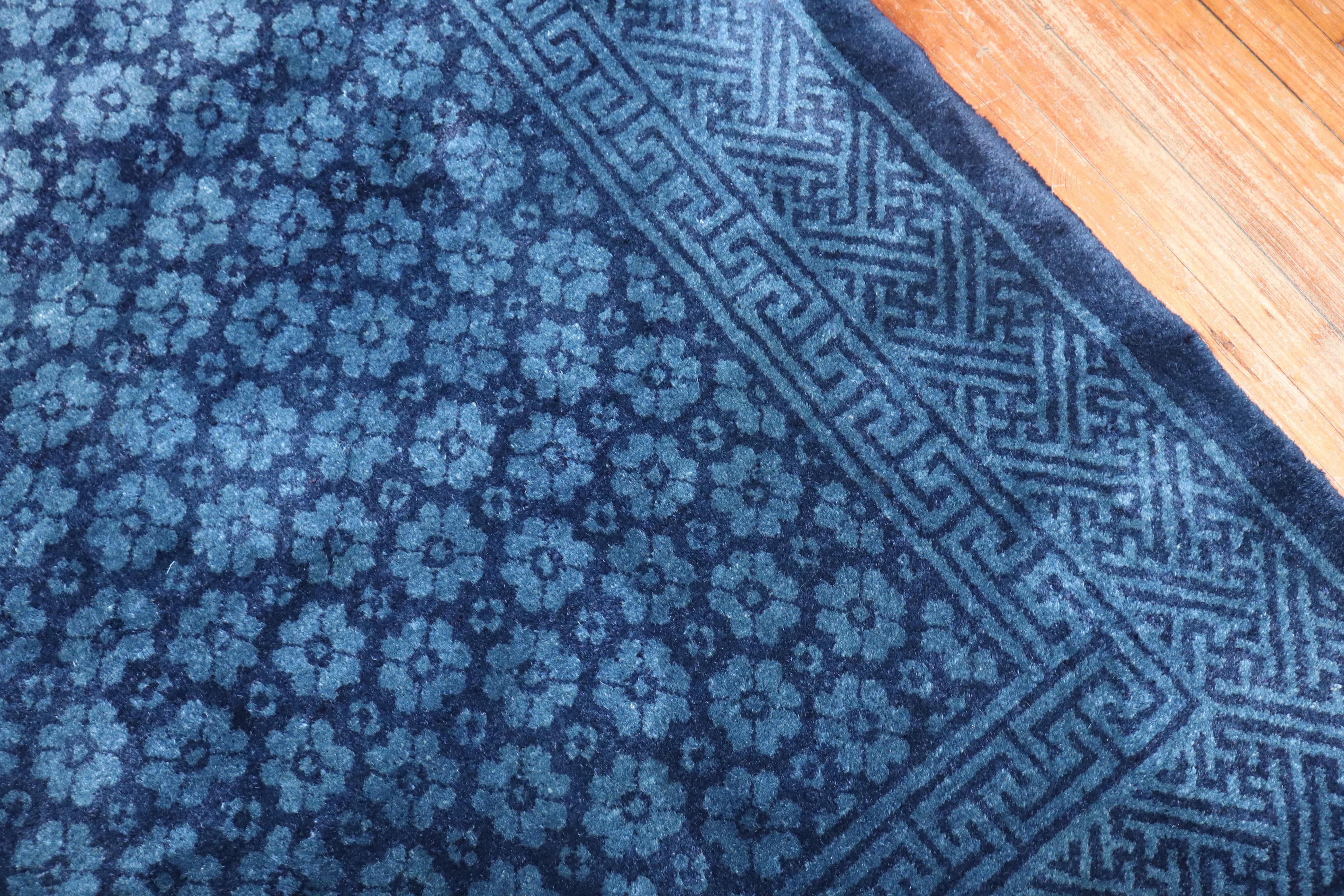 Blauer tibetisch-Plüsch-Teppich in Akzentgröße im Zustand „Gut“ im Angebot in New York, NY