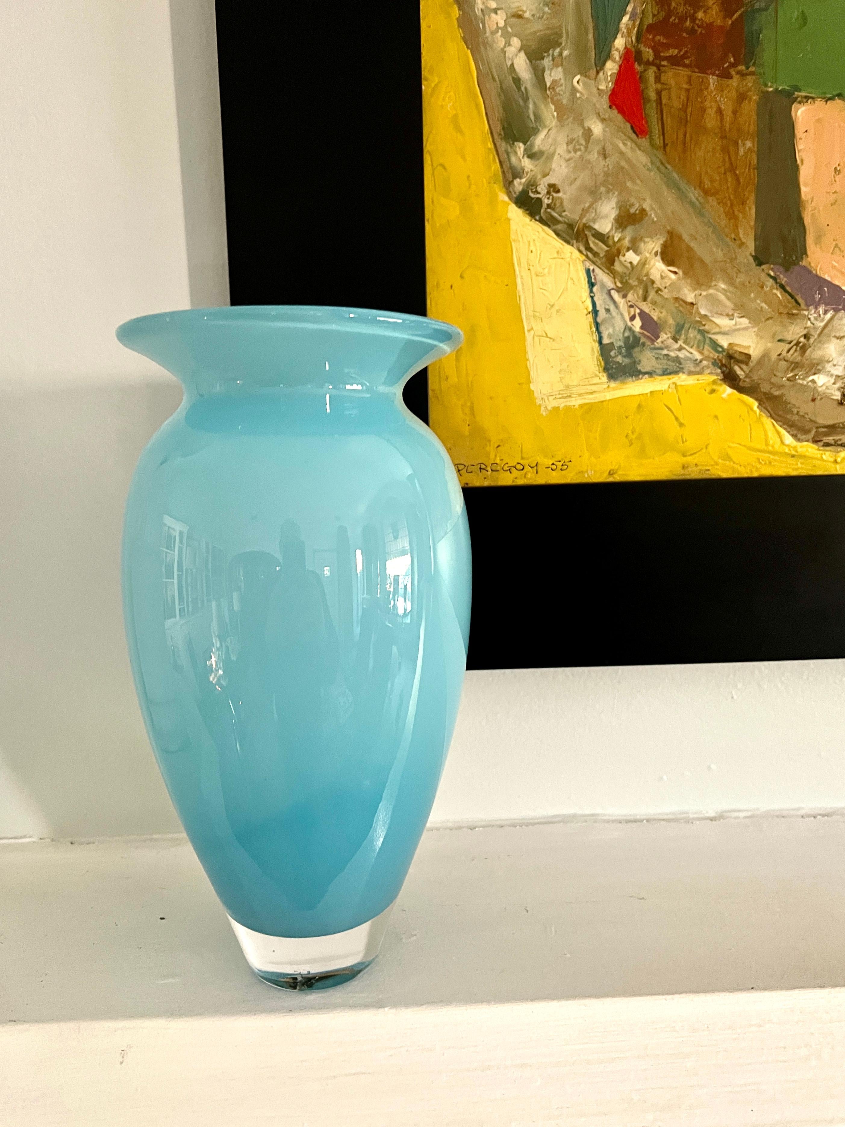 Un bellissimo vaso blu Tiffany Brilliante di Michael Davis per Tiffany & Co.  

Il vaso è un pezzo unico grazie al suo colore brillante - come pezzo scultoreo o come pezzo pratico con una splendida composizione floreale. 

La qualità e l'aspetto