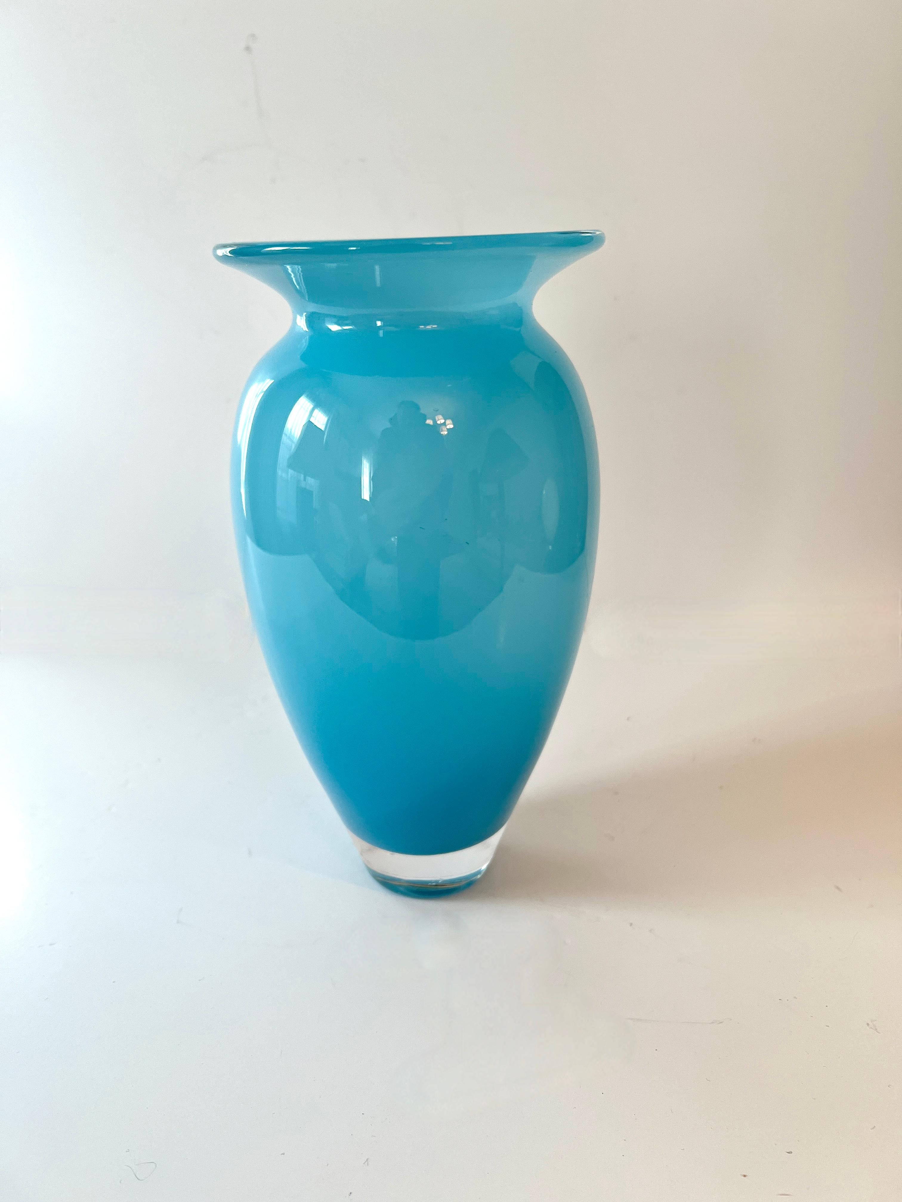 Mid-Century moderno Vaso di vetro blu Tiffany di Michael Davis in vendita