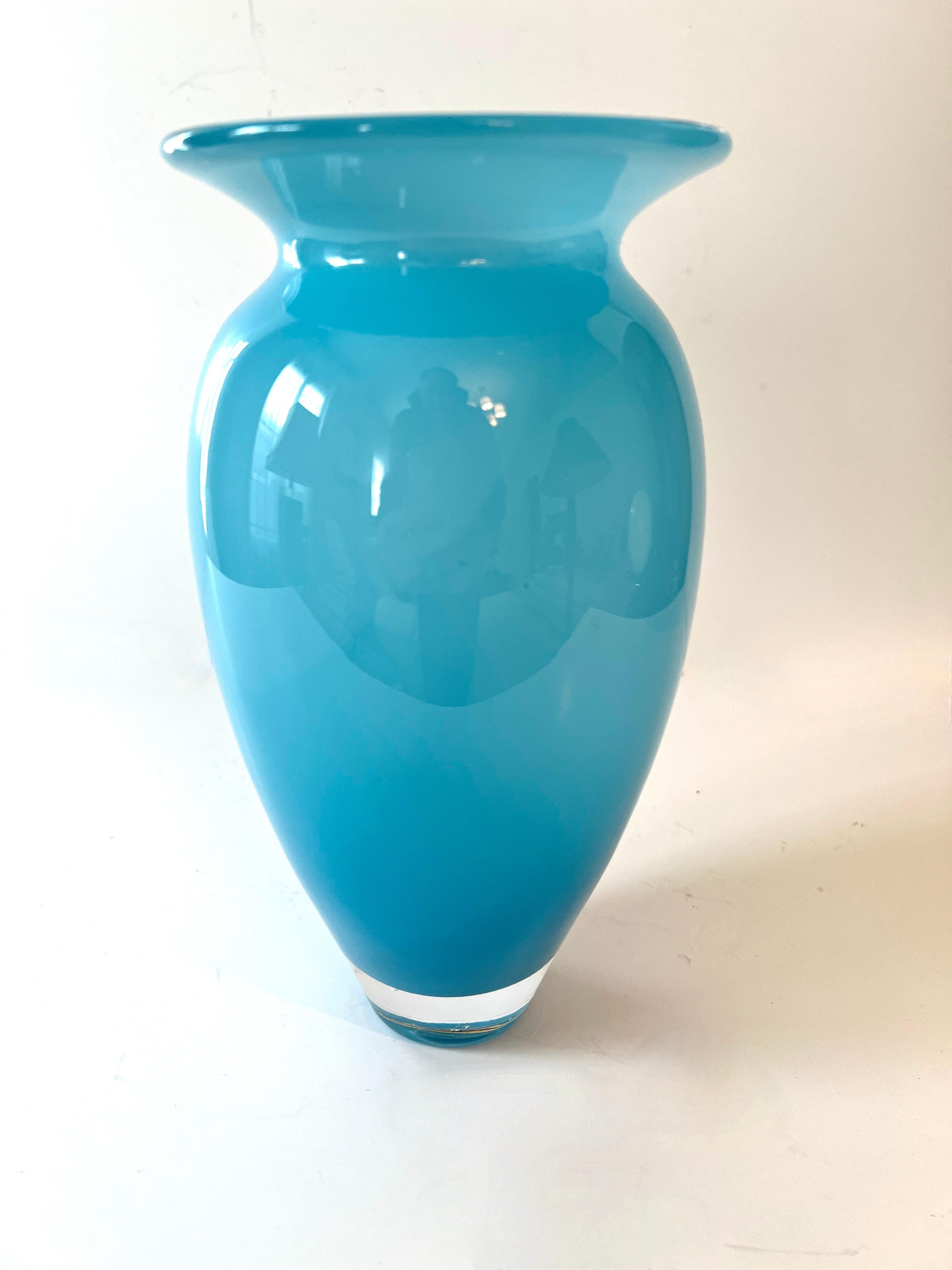 Fatto a mano Vaso di vetro blu Tiffany di Michael Davis in vendita