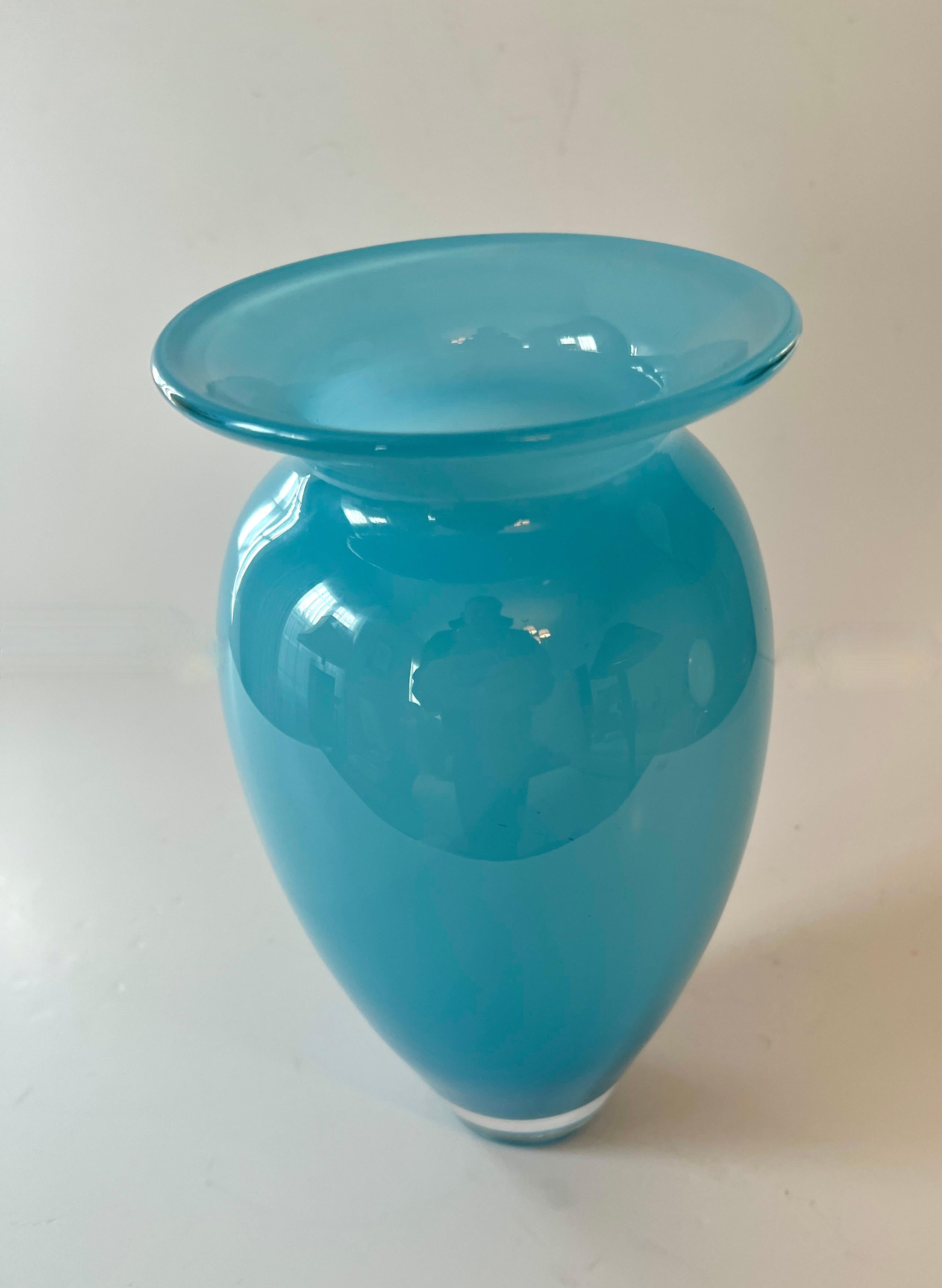 Vaso di vetro blu Tiffany di Michael Davis In condizioni buone in vendita a Los Angeles, CA