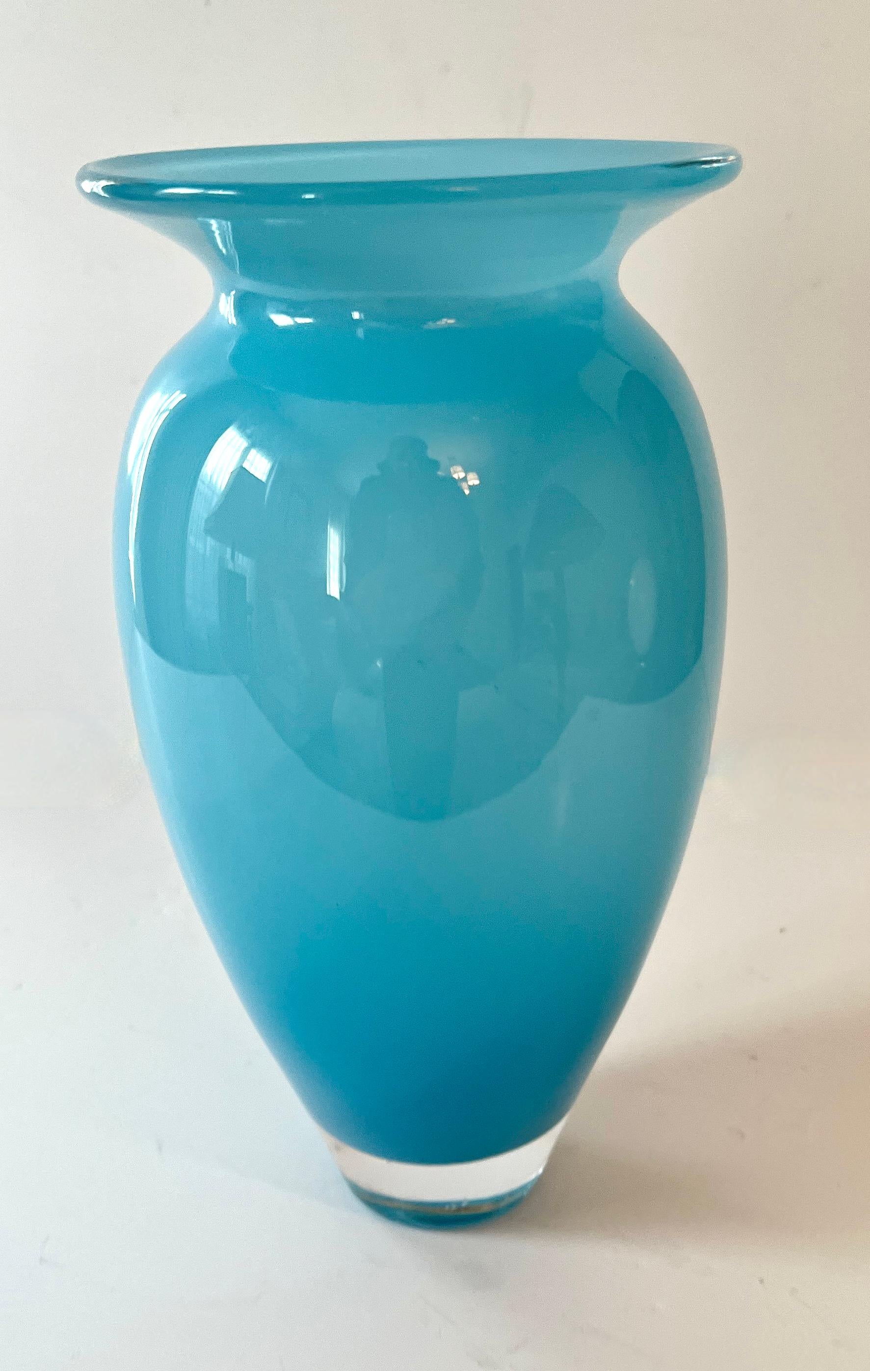 XX secolo Vaso di vetro blu Tiffany di Michael Davis in vendita