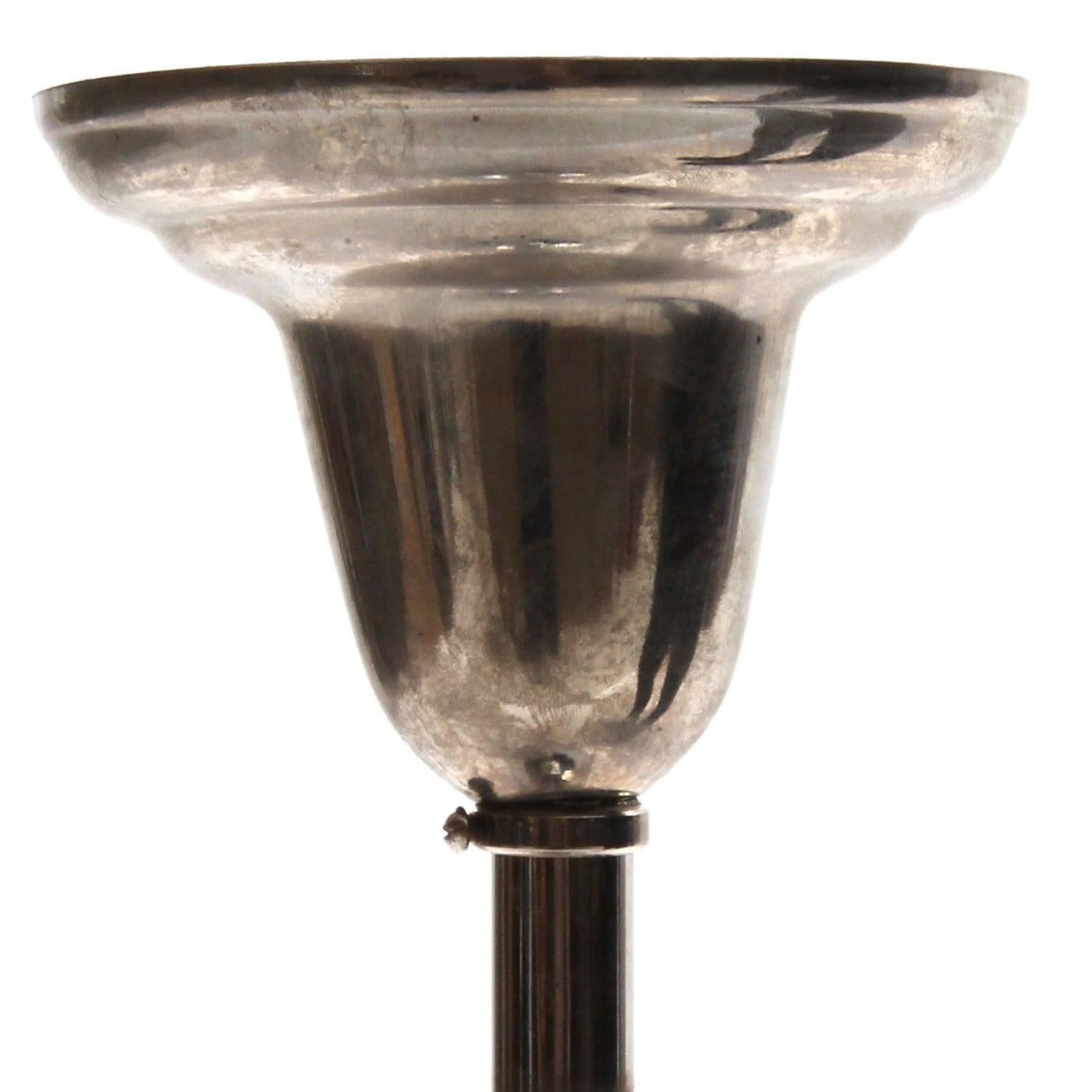Lustre géométrique et bien dimensionné, de forme inversée et en verre texturé translucide bleu, peu commun et expressif.