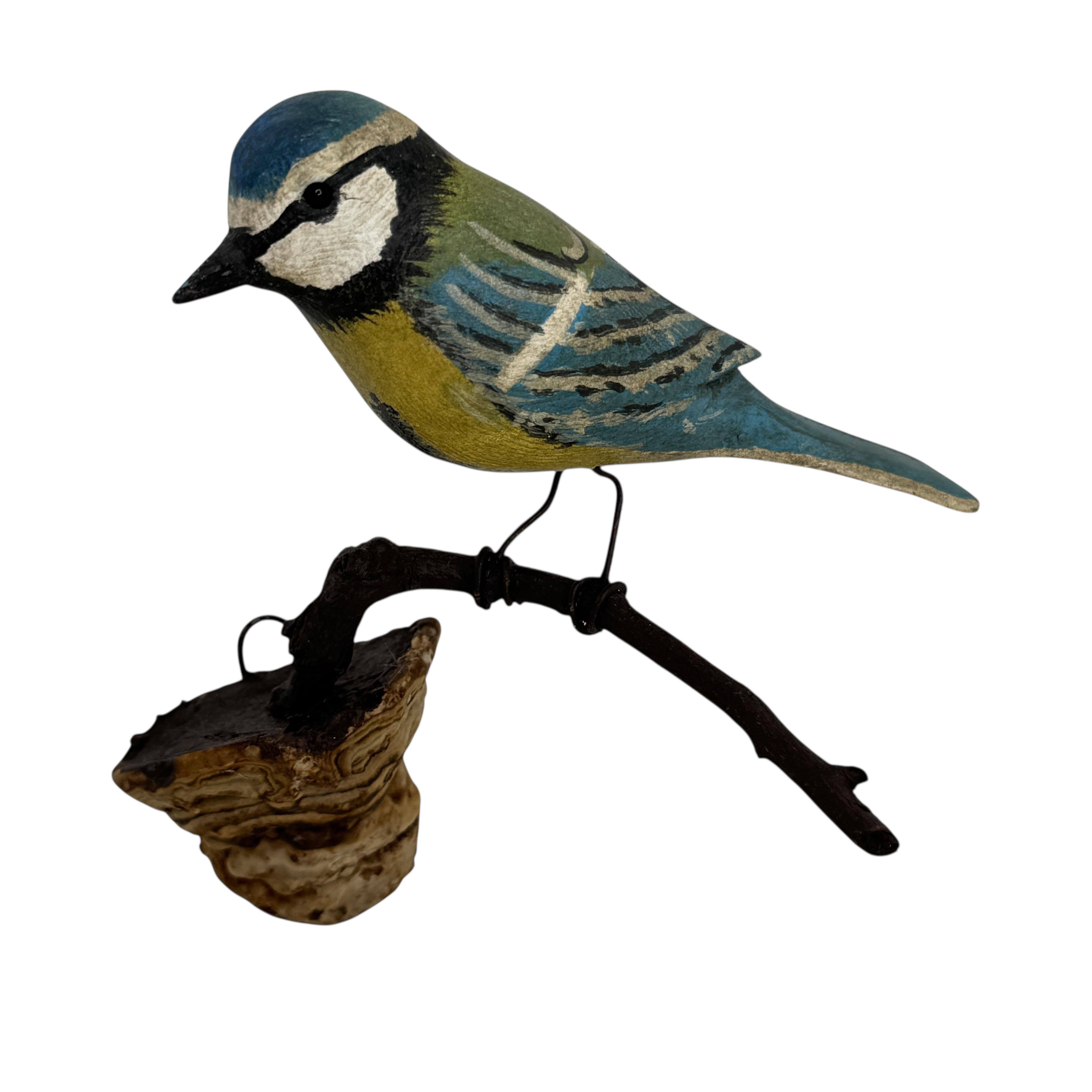 Blue Tit Viechtauer Hand Carved Wood Bird Black Forest Folk Art, Austria, 1920s principios del siglo XX en venta