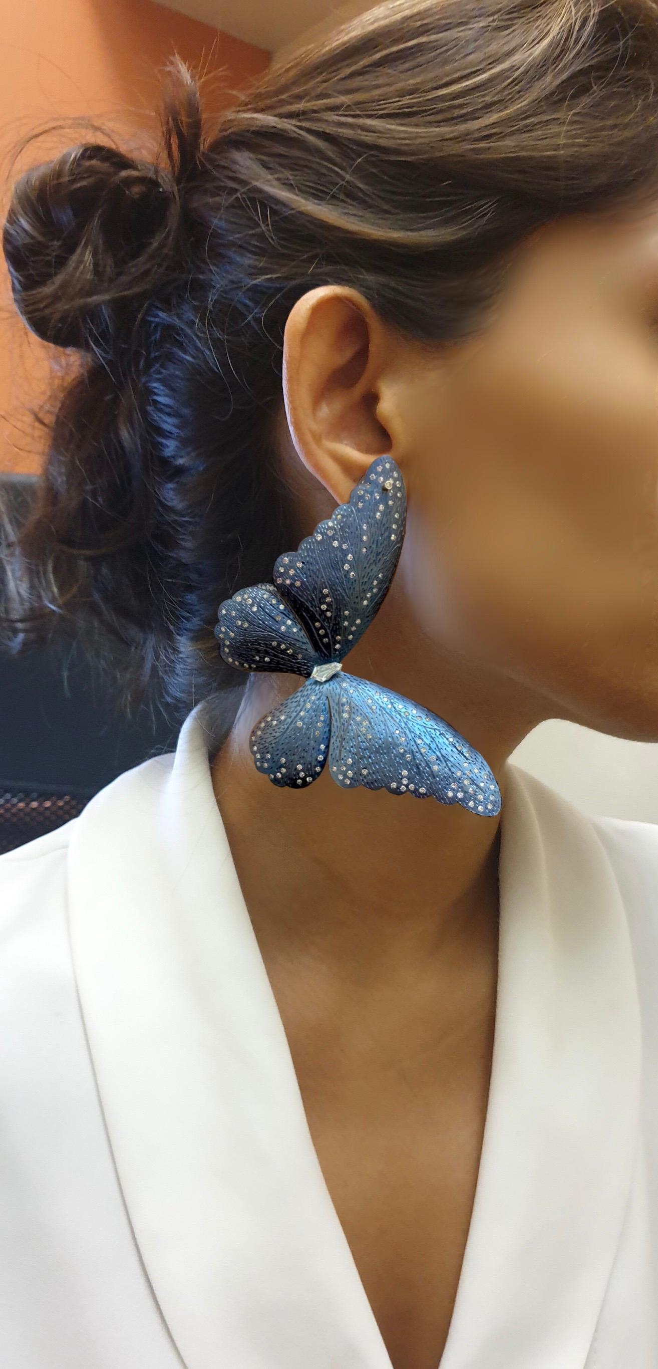 Losanga Orecchino a farfalla in titanio blu con diamanti e solitario a forma di aquilone in vendita