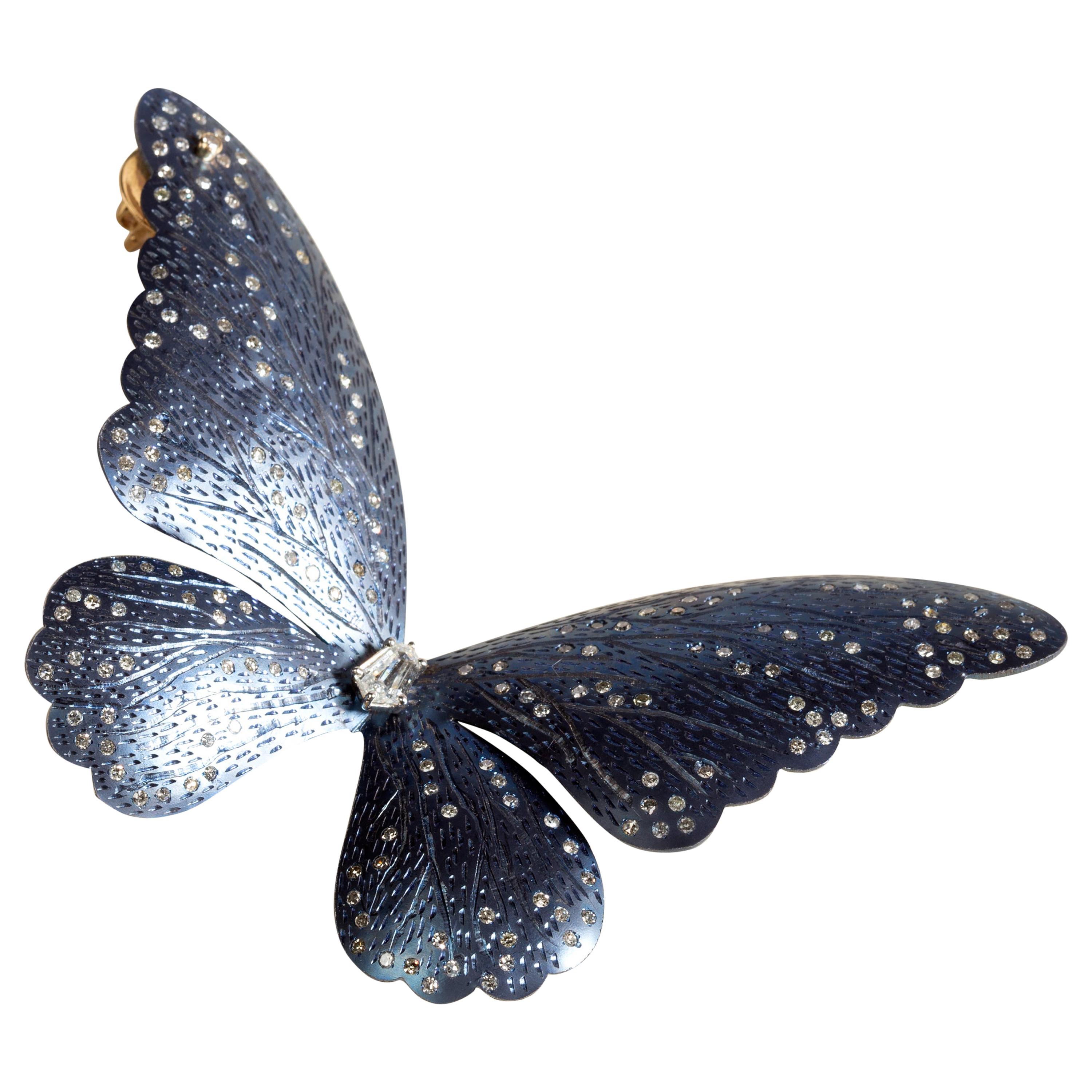 Boucles d'oreilles demi-créoles papillon en titane bleu serties de diamants et d'un cerf-volant solitaire