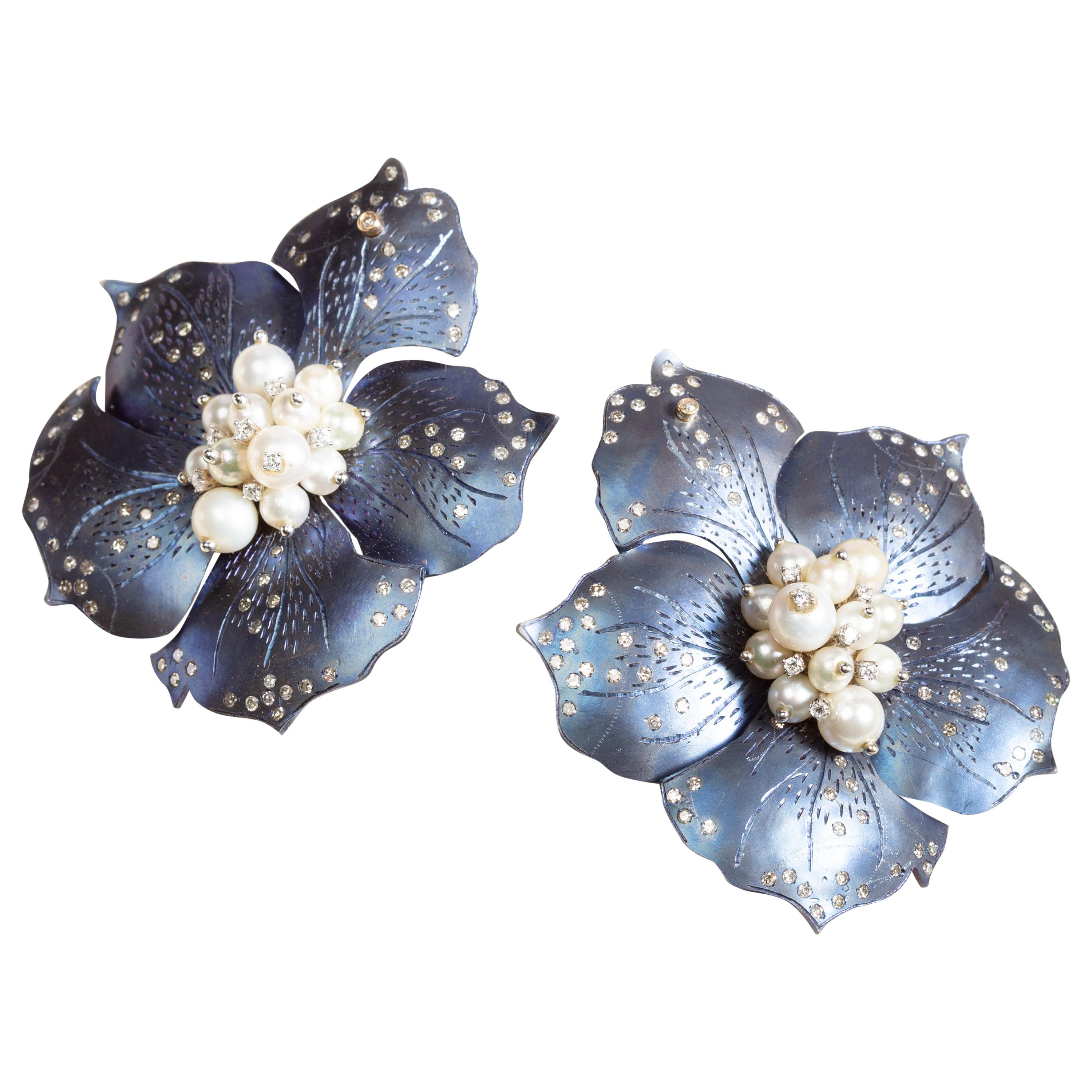 Blaue blaue Titanblumen-Ohrringe mit Diamanten und Perlen im Angebot