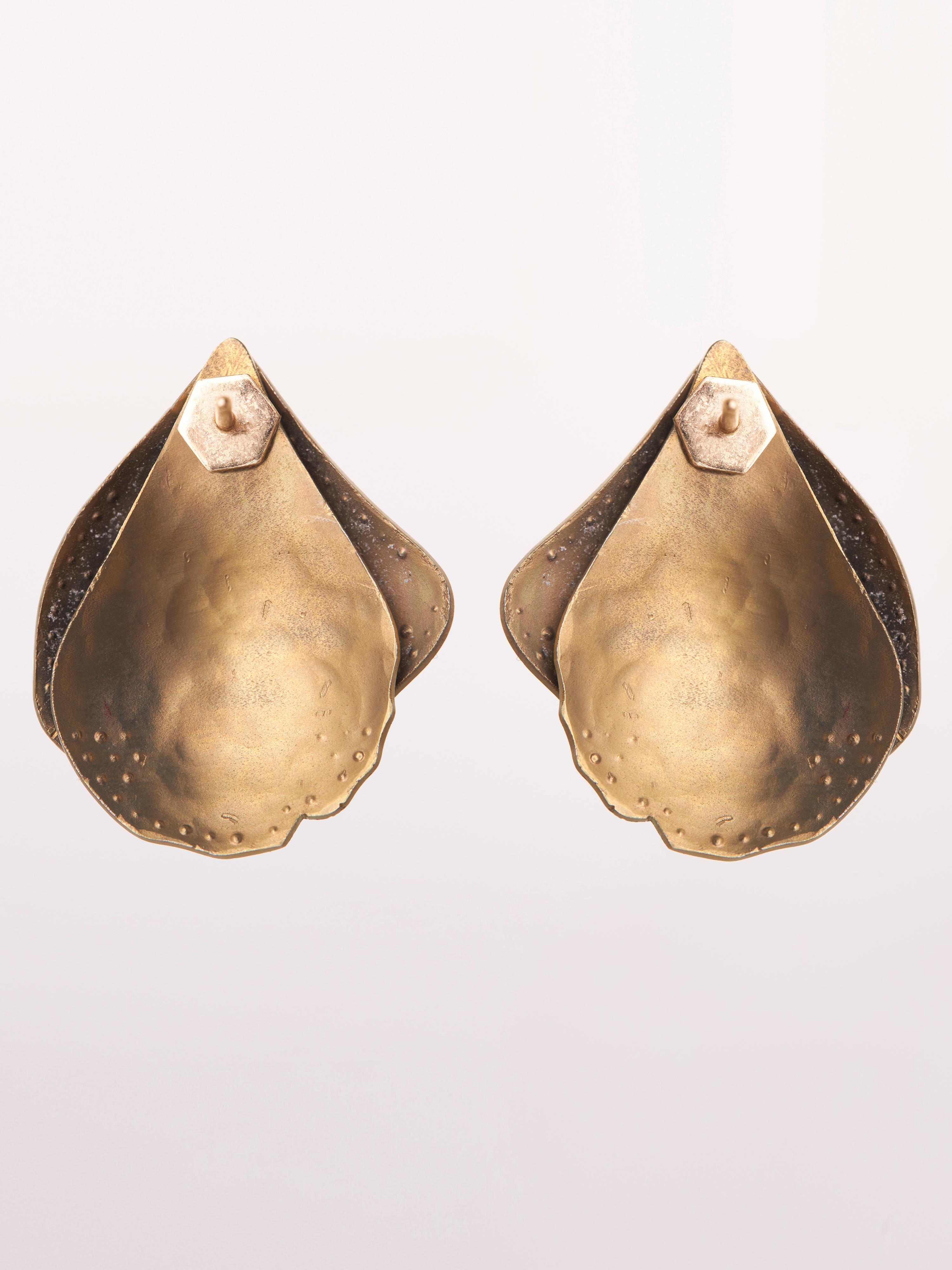 The Small Petal Earrings from the Titanium Collection are a testament to refined craftsmanship, offering a perfect blend of luxury and lightweight design. Crafted with 18KT gold (2.982 gm) and sleek titanium (5.100 gm), these earrings provide