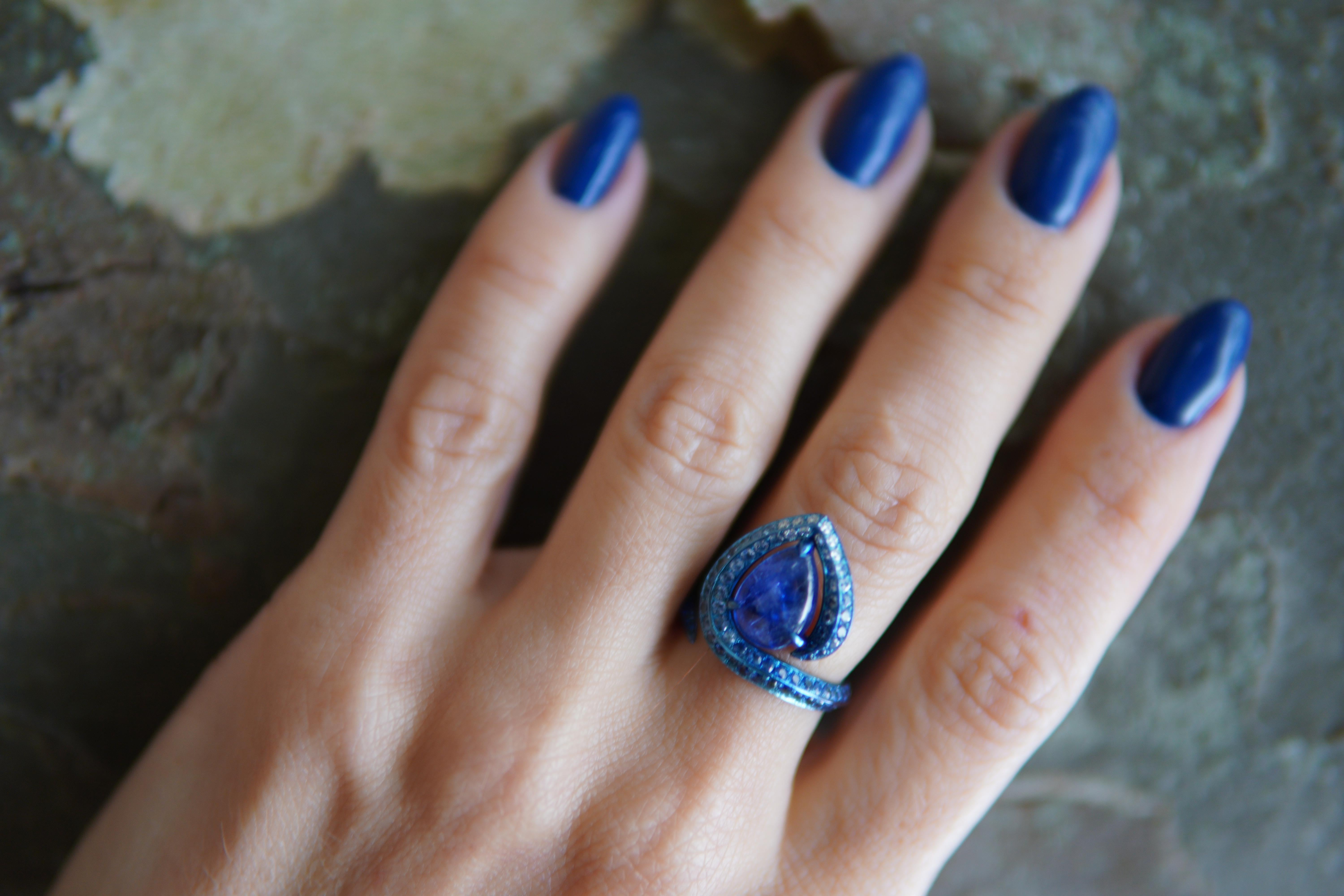 Blauer blauer Titanring, Tansanit Cabochon 2,25ct. Saphire 1,87 Karat. Diamanten 0,12 Karat 1