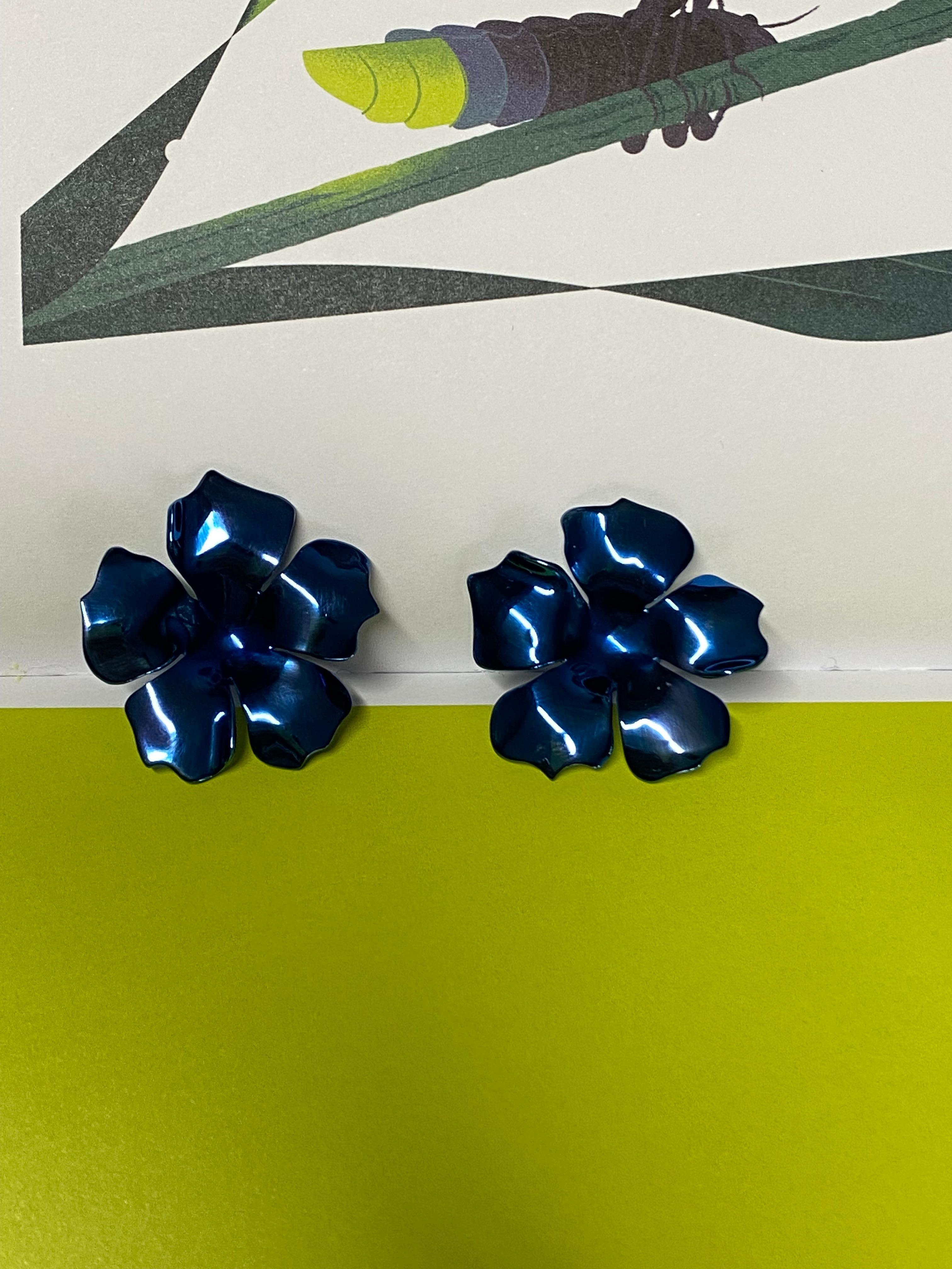 Happy Sakura-Ohrringe aus blauem Titan und Silber 18 Karat Weißgold (Zeitgenössisch) im Angebot
