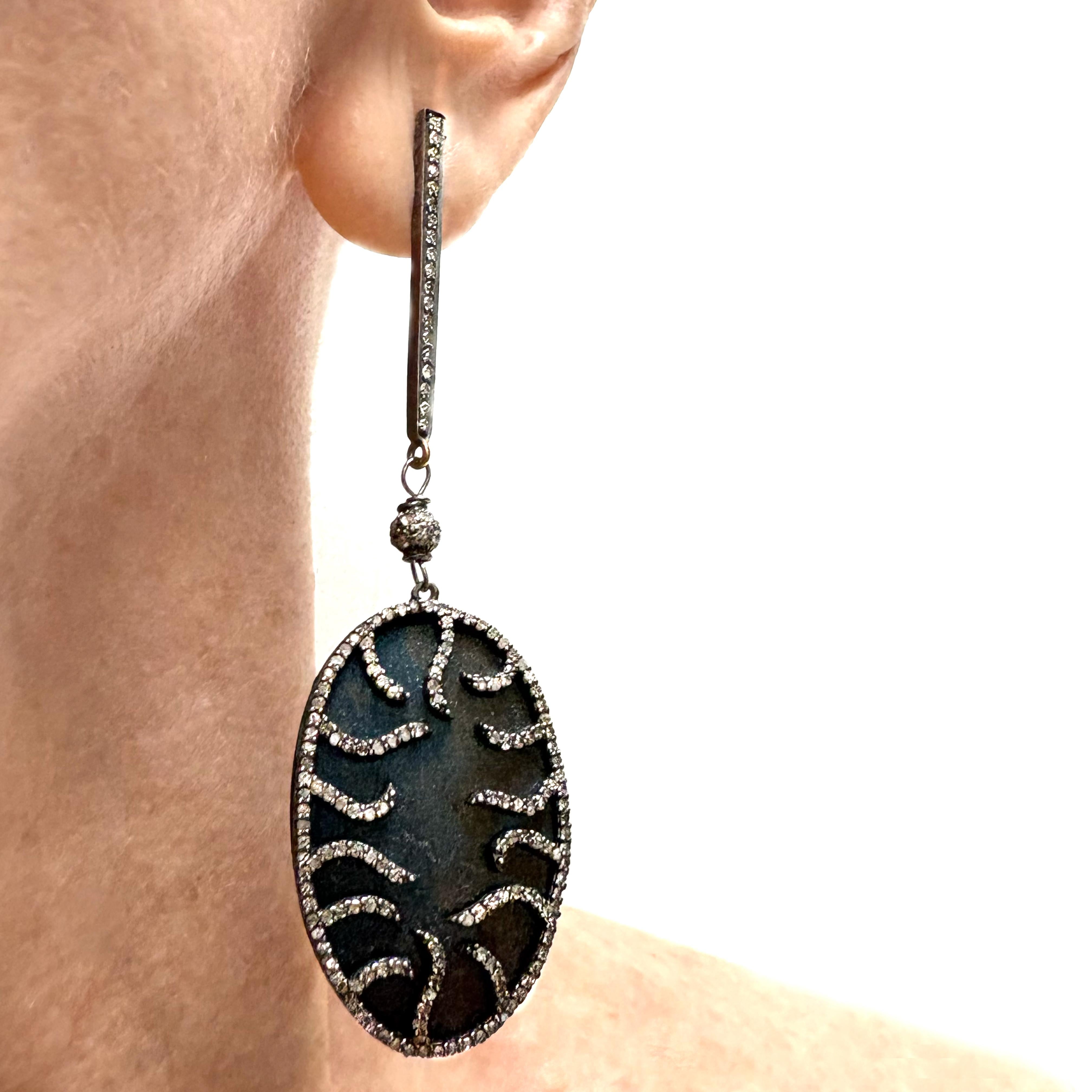 Orecchini Paradizia in titanio blu con pavé di diamanti in vendita 1