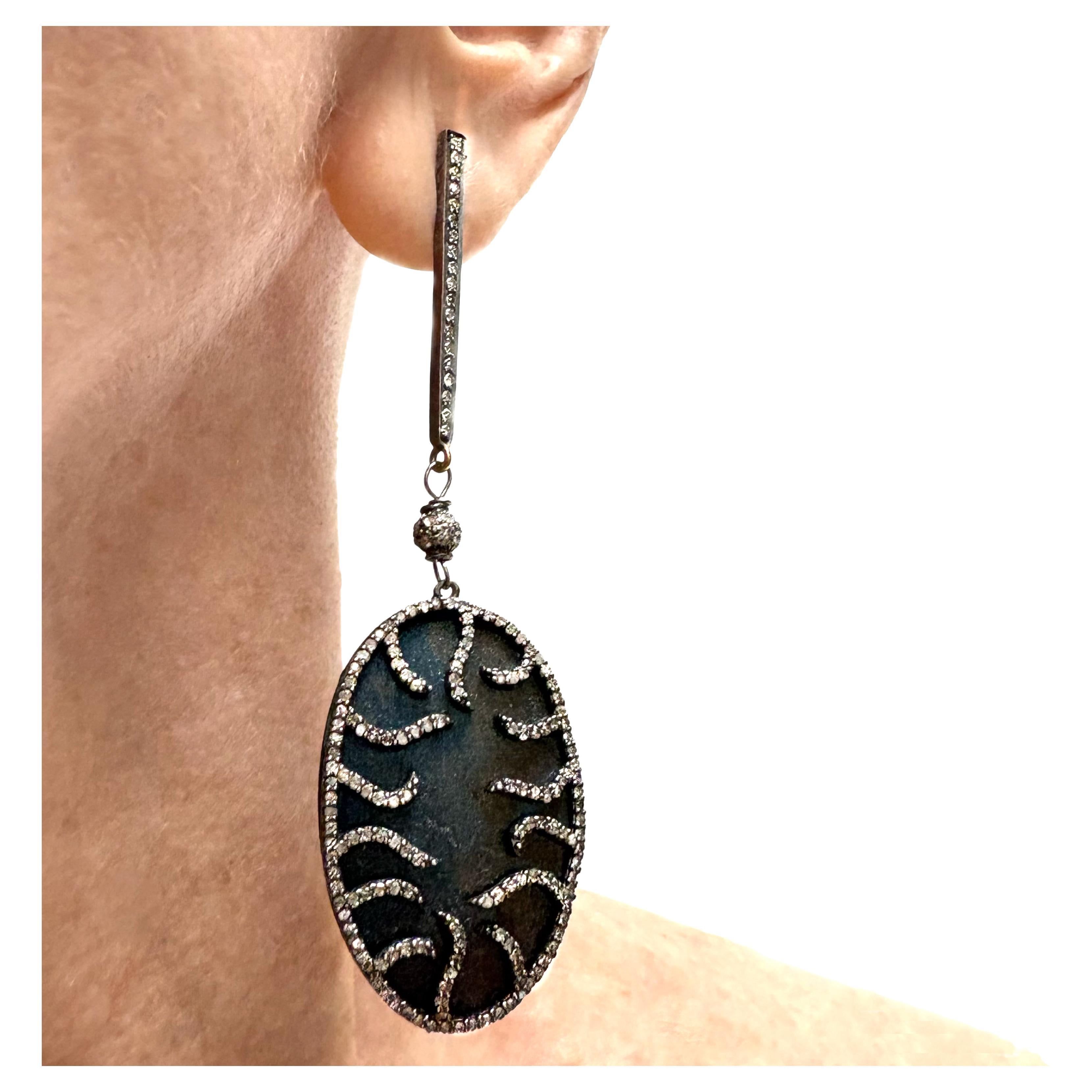 Orecchini Paradizia in titanio blu con pavé di diamanti in vendita