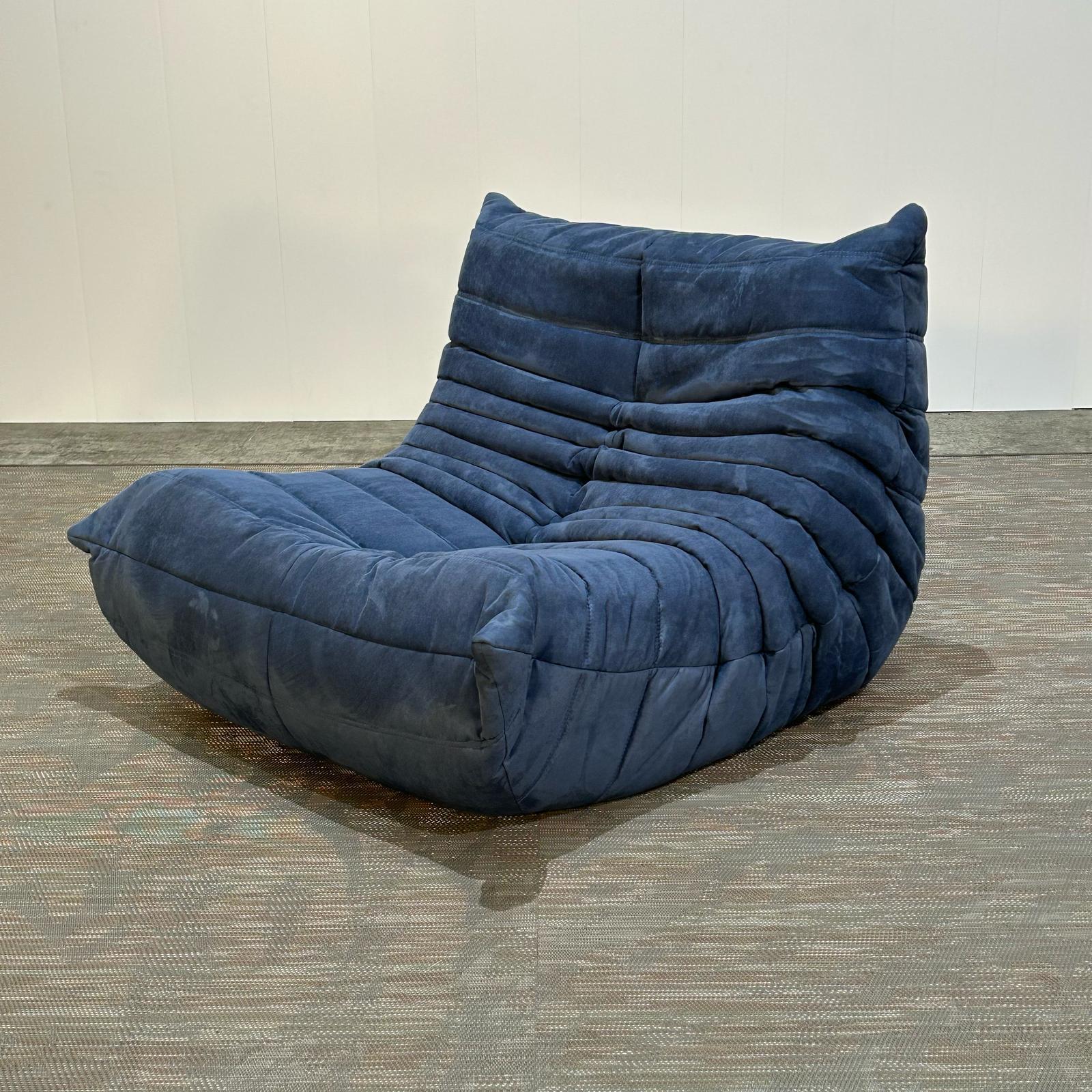 Sillón y reposapiés Togo azul de Michel Ducaroy para Ligne Roset, set de dos piezas Francés en venta