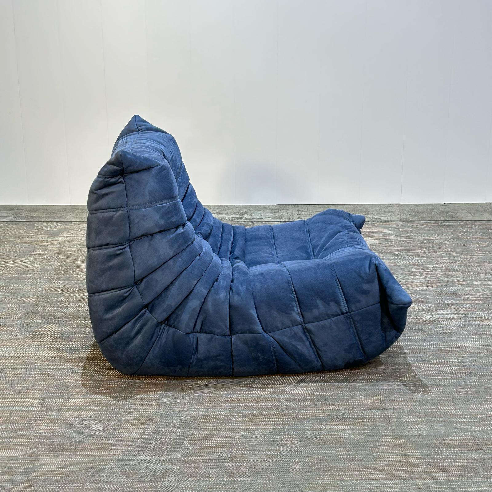 Sillón y reposapiés Togo azul de Michel Ducaroy para Ligne Roset, set de dos piezas en Bueno estado para la venta en Basildon, London