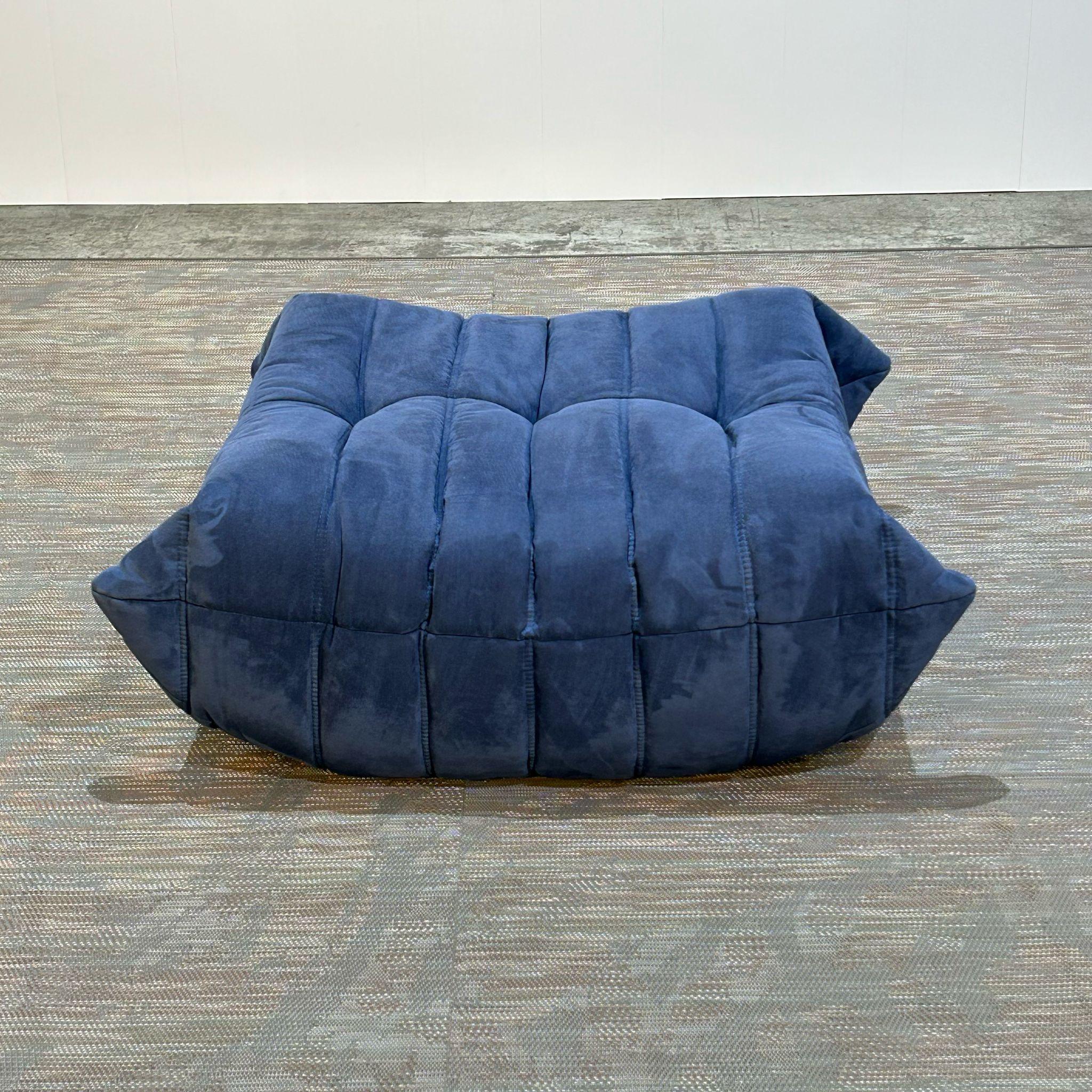 Sillón y reposapiés Togo azul de Michel Ducaroy para Ligne Roset, set de dos piezas en venta 1