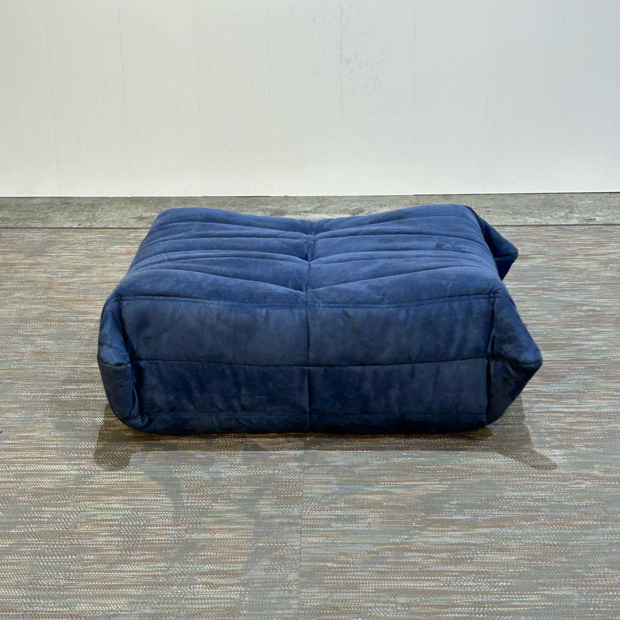 Sillón y reposapiés Togo azul de Michel Ducaroy para Ligne Roset, set de dos piezas en venta 2