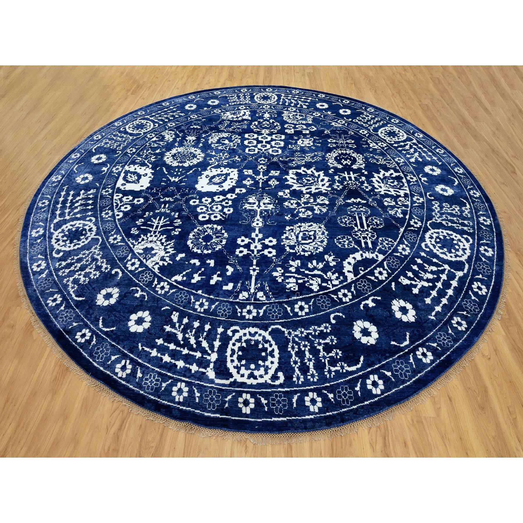 Handgeknüpfter runder orientalischer Teppich aus Wolle und Seide in Blau auf Täbris in Blau 14' x 14' (Tabriz) im Angebot