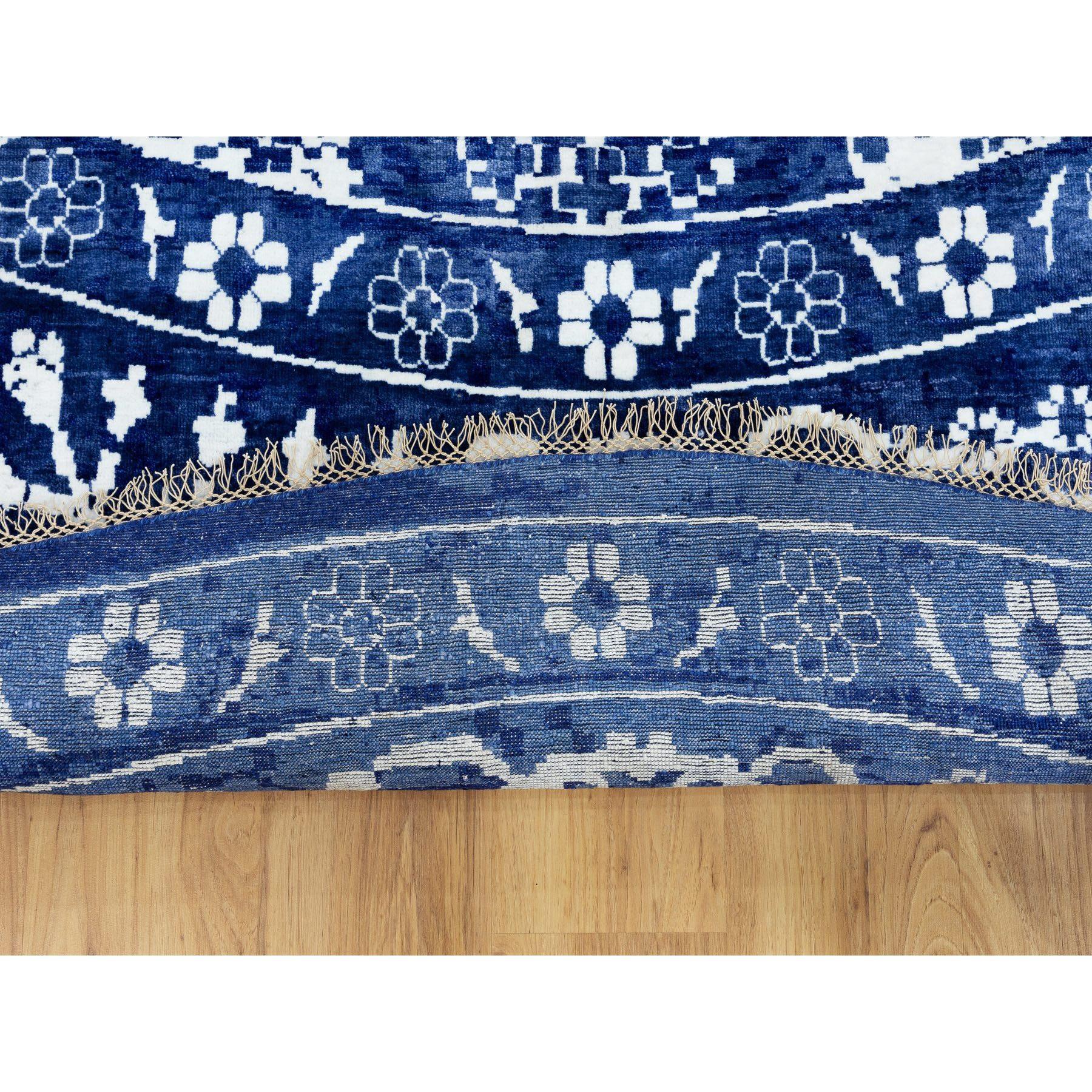Handgeknüpfter runder orientalischer Teppich aus Wolle und Seide in Blau auf Täbris in Blau 14' x 14' im Zustand „Neu“ im Angebot in Carlstadt, NJ
