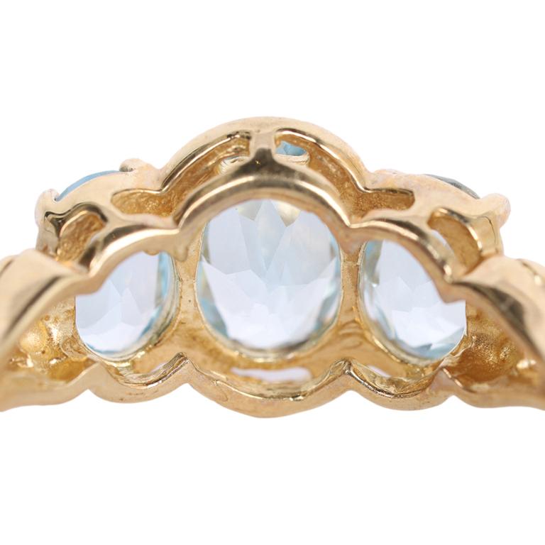 Three Oval Stone Blue Topaz Yellow Gold Ring Size 6.75  In Good Condition For Sale In Salt Lake Cty, UT