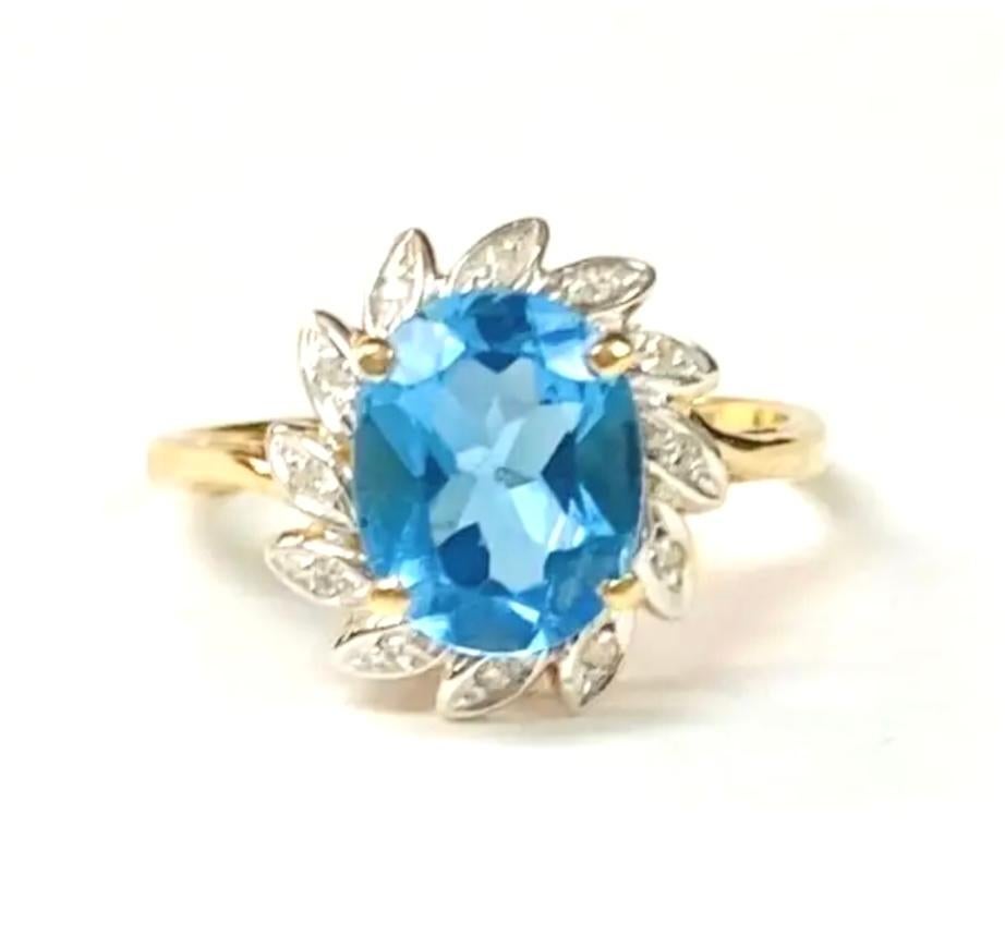 bague en or jaune 14k avec topaze bleue et diamants. Les dimensions de l'aigue-marine ovale sont d'environ 11,5 mm x 7,5 mm. Environ 3 carats. Marqué 14 ct. Taille approximative de 7,5.