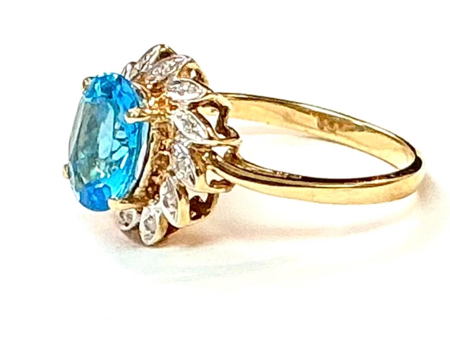 Moderne Bague en or jaune 14 carats avec topaze bleue et diamants en vente