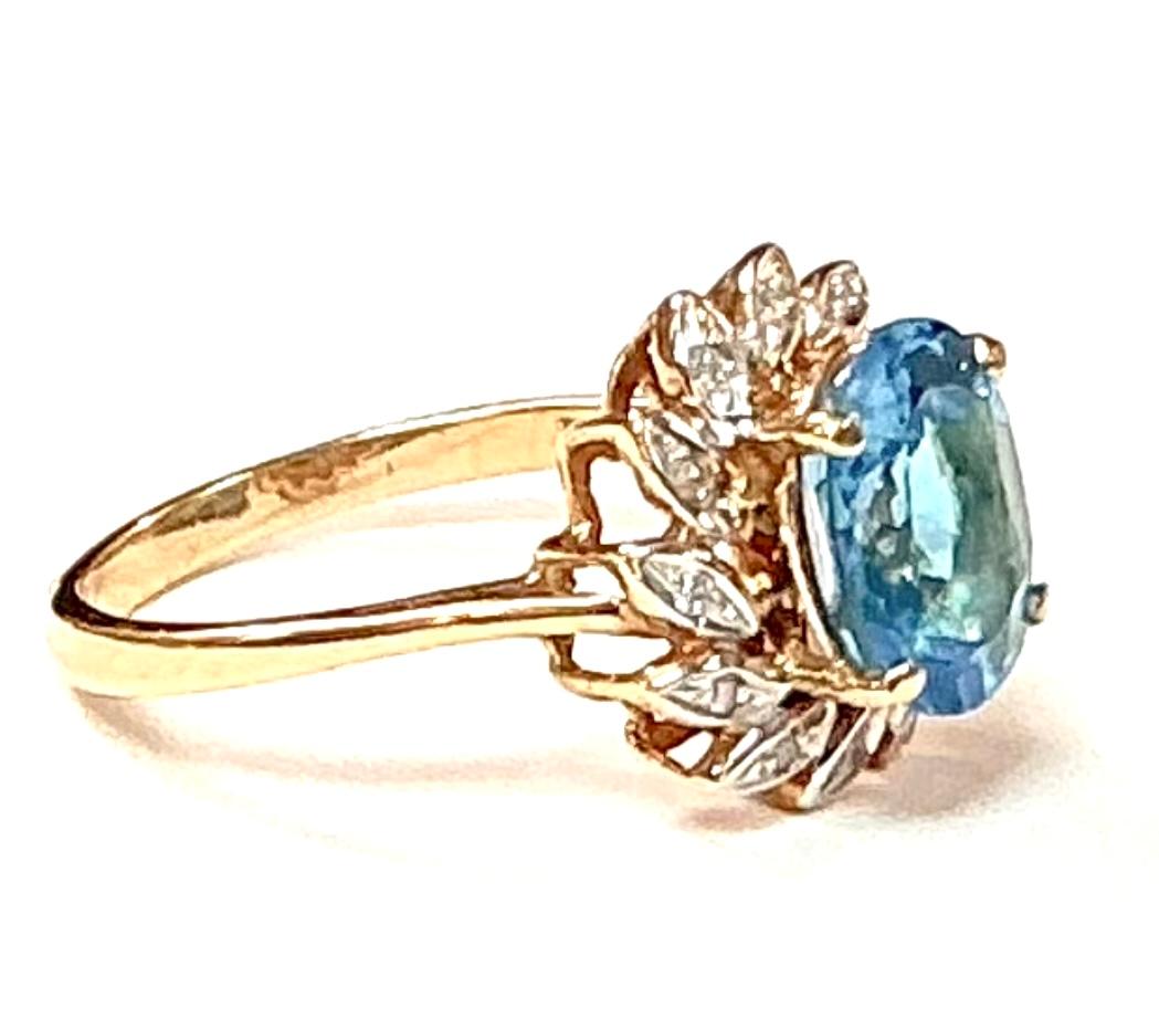 Taille ovale Bague en or jaune 14 carats avec topaze bleue et diamants en vente