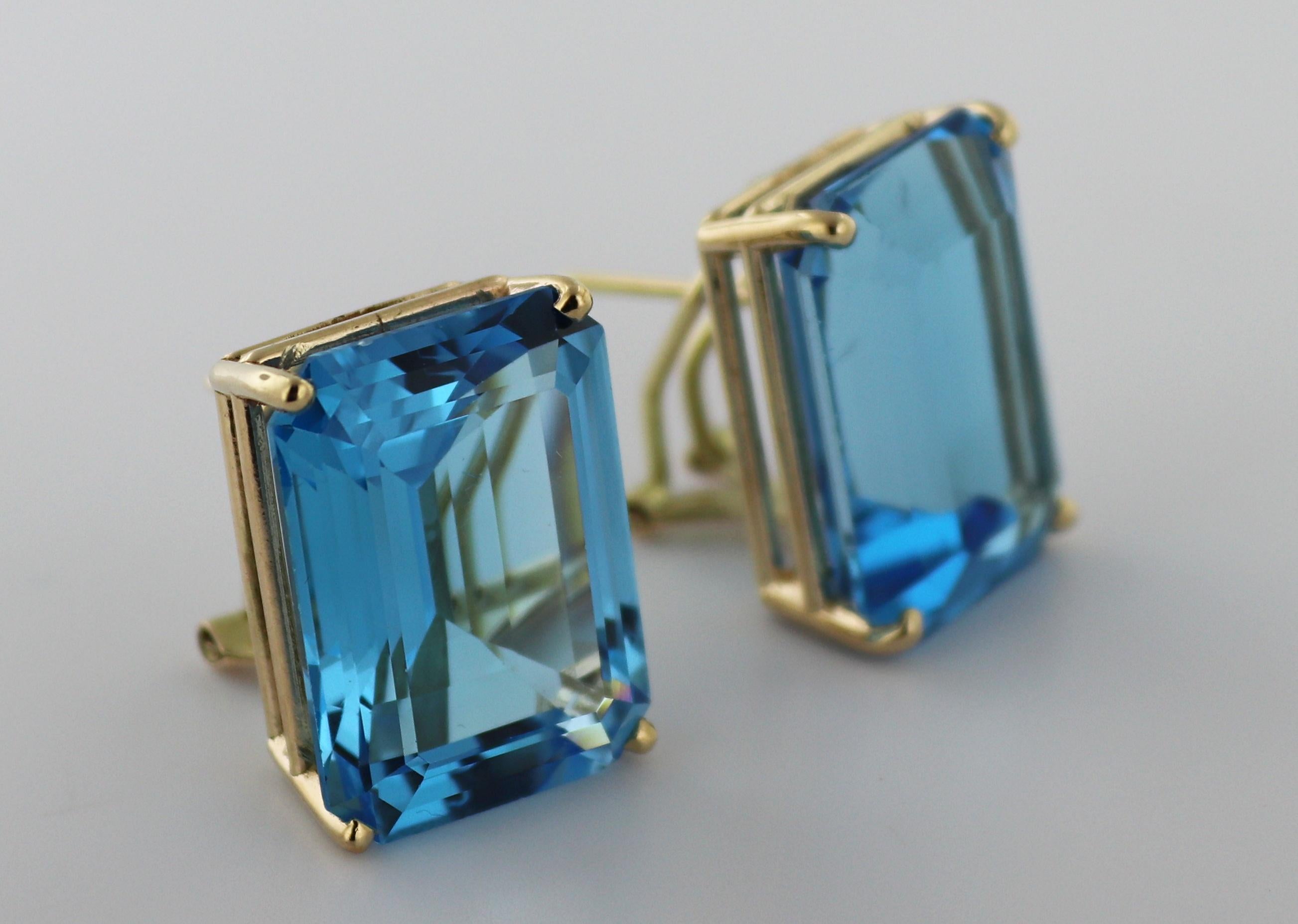 Women's or Men's Blue Topaz, 14K Yellow Gold Ring and Earrings Suite For Sale