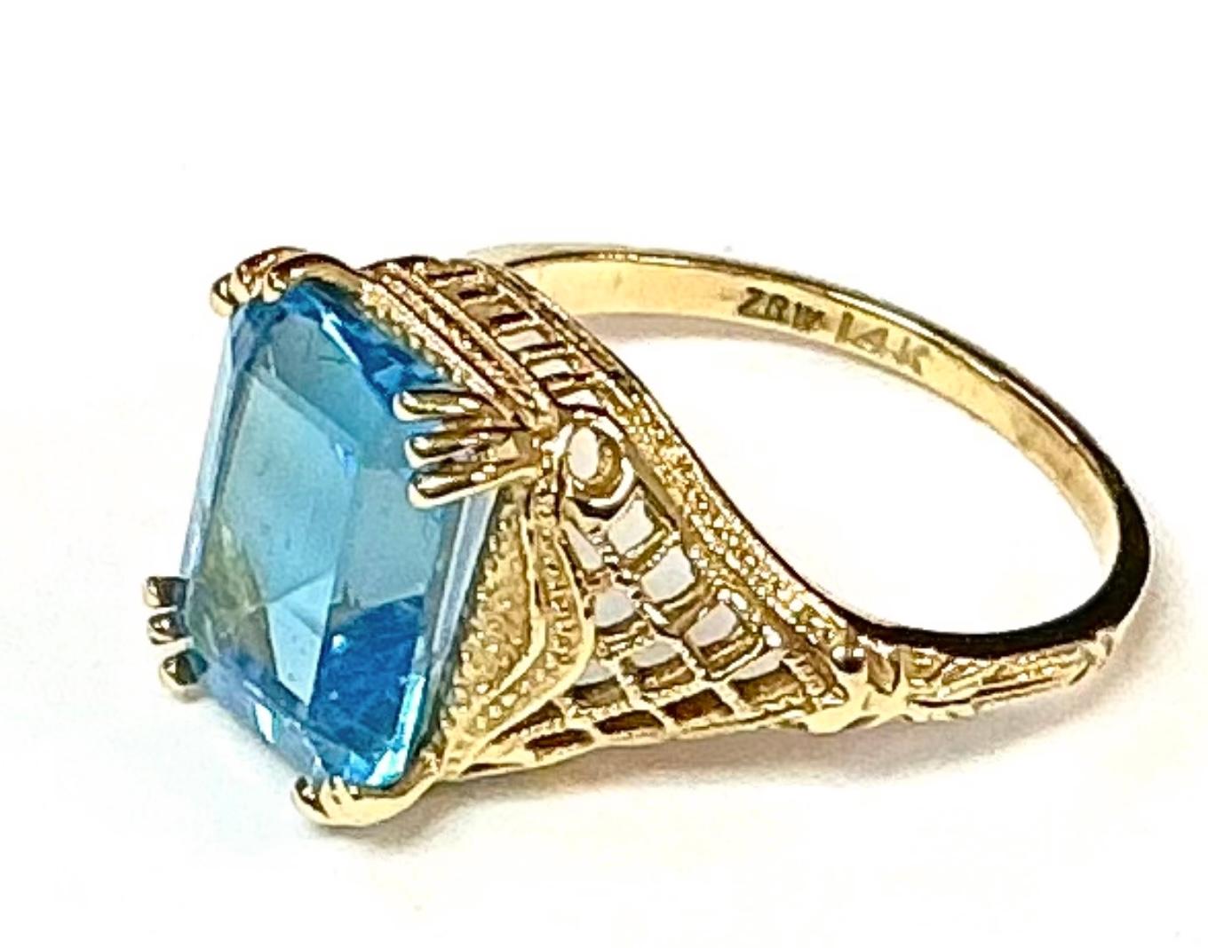 Bague en or jaune 14k, Topaze bleue, 4.11 Grammes TW. Les dimensions de la carte sont d'environ 11,5 mm x 8,5 mm.
Marqué 14 ct. Taille approximative 6.5