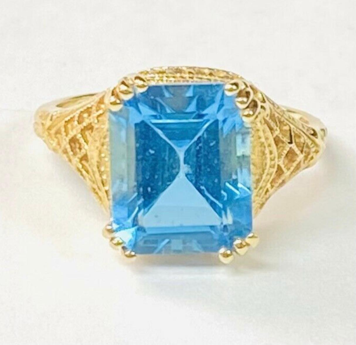 Modern Blue Topaz 14K Yellow Gold Ring For Sale