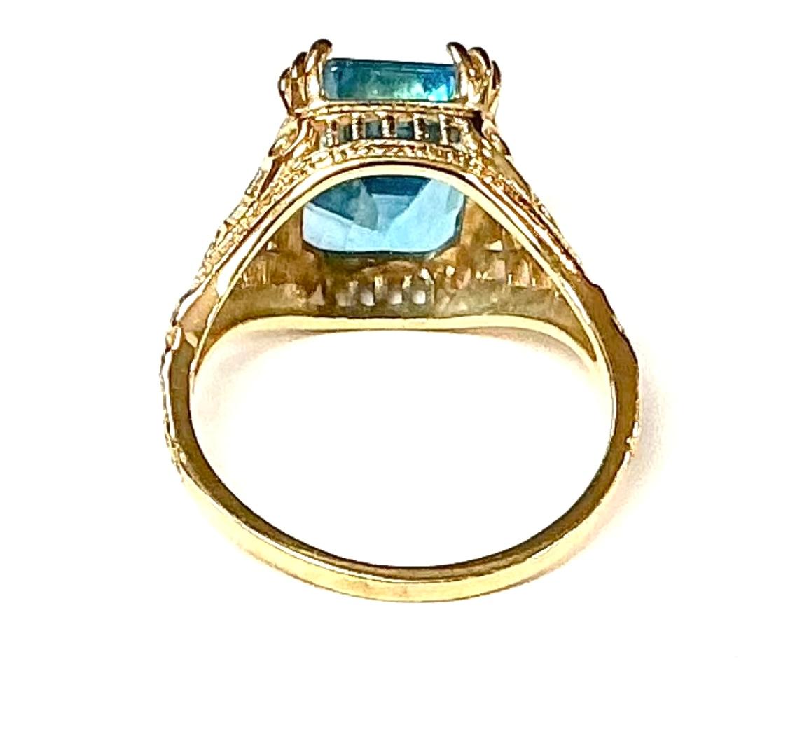 Taille émeraude Bague en or jaune 14 carats avec topaze bleue en vente