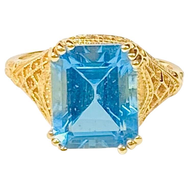 Ring mit blauem Blautopas aus 14 Karat Gelbgold
