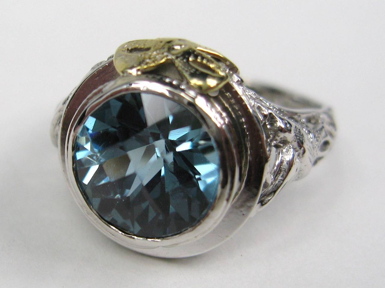Blue Topaz 18 Karat Gold Filigree Bird Ring, 1920s In Good Condition In Wallkill, NY