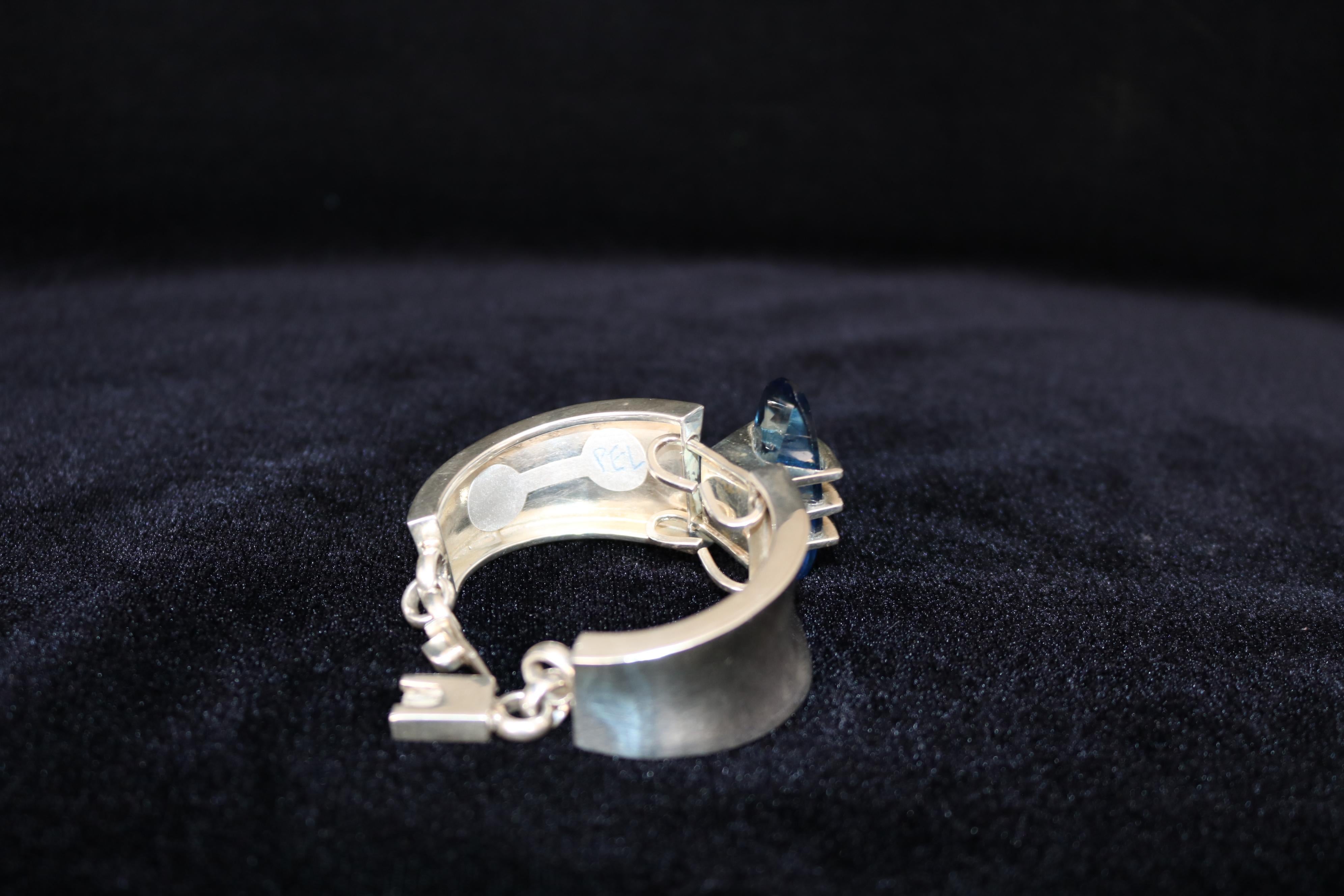 Taille ovale Bracelet manchette en argent 925 avec topaze bleue en vente
