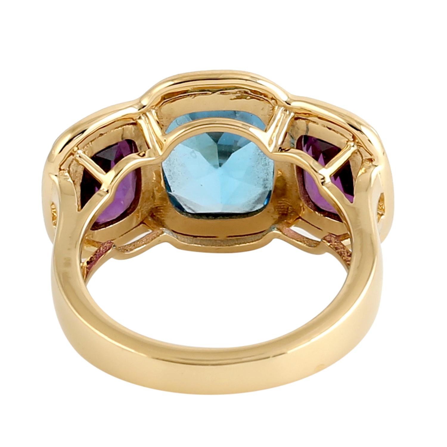 Artisan Bague cocktail en or jaune 18k avec topaze bleue et améthyste en vente