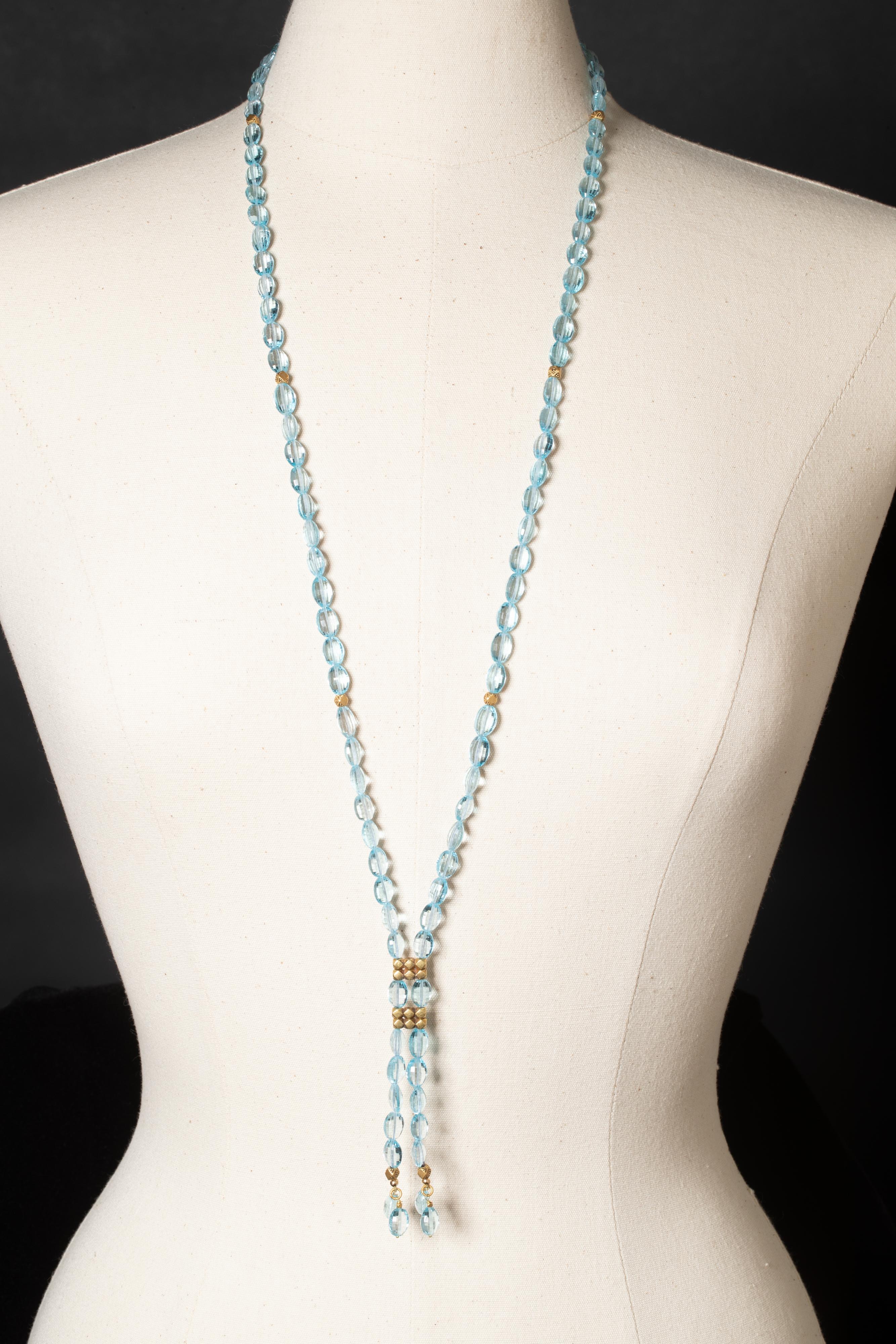Diese vielseitige Halskette kann lang oder kurz getragen werden. Sie besteht aus facettierten blauen, ovalen Aquamarinperlen und 22-karätigen Goldperlen mit feiner Granulierung.  Lang getragen ist es 42