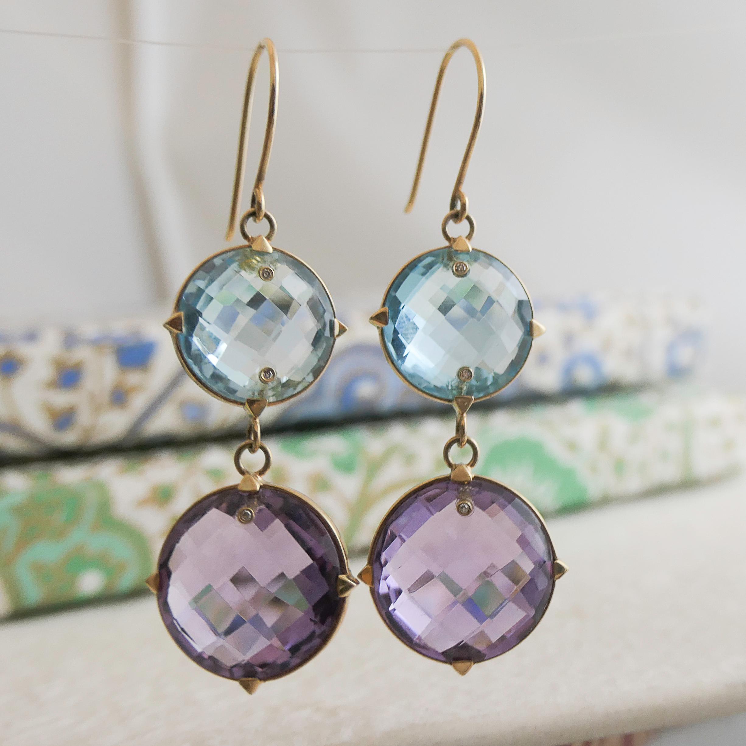 14K Gold Ohrringe mit blauem Topas, Amethyst und Diamant-Akzenten

Diese eleganten Ohrhänger zeichnen sich durch eine auffällige Kombination von Edelsteinen aus: ein 12 mm großer, facettierter Blautopas, gepaart mit einem 14 mm großen, facettierten
